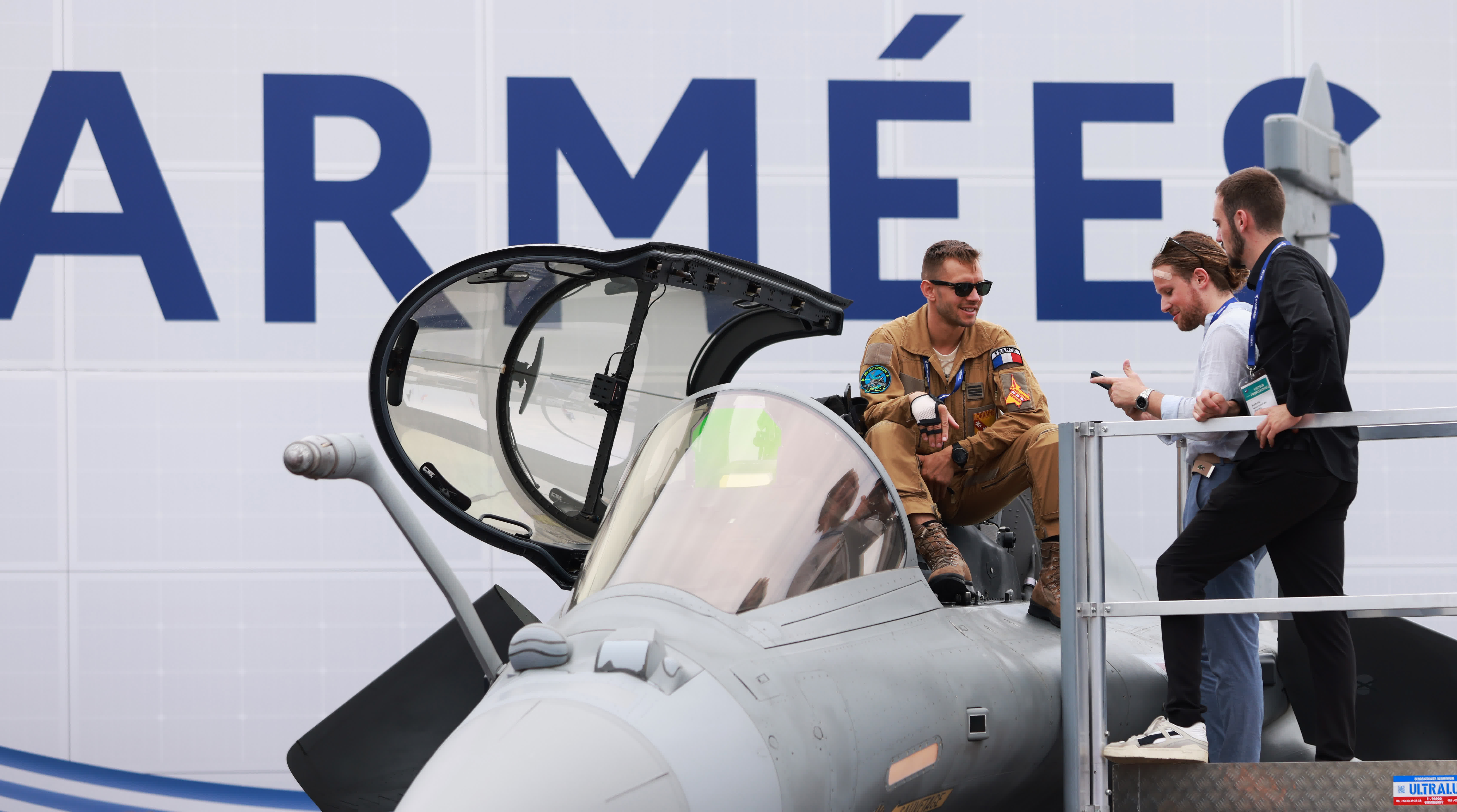 6月20日，人們在法國巴黎近郊布爾歇機場舉行的第54屆巴黎航展上參觀。（新華社）