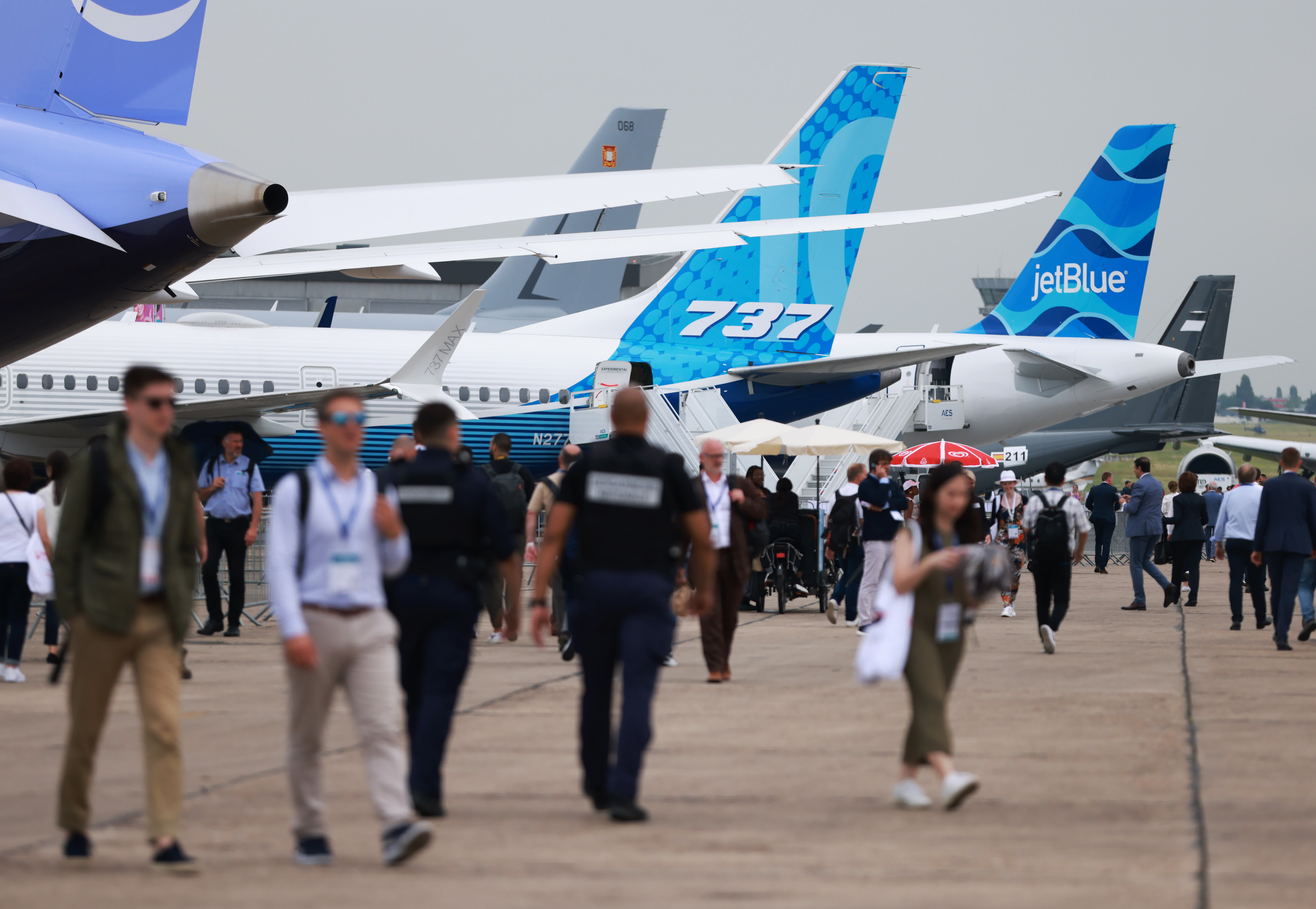6月20日，人們在法國巴黎近郊布爾歇機場舉行的第54屆巴黎航展上參觀。（新華社）