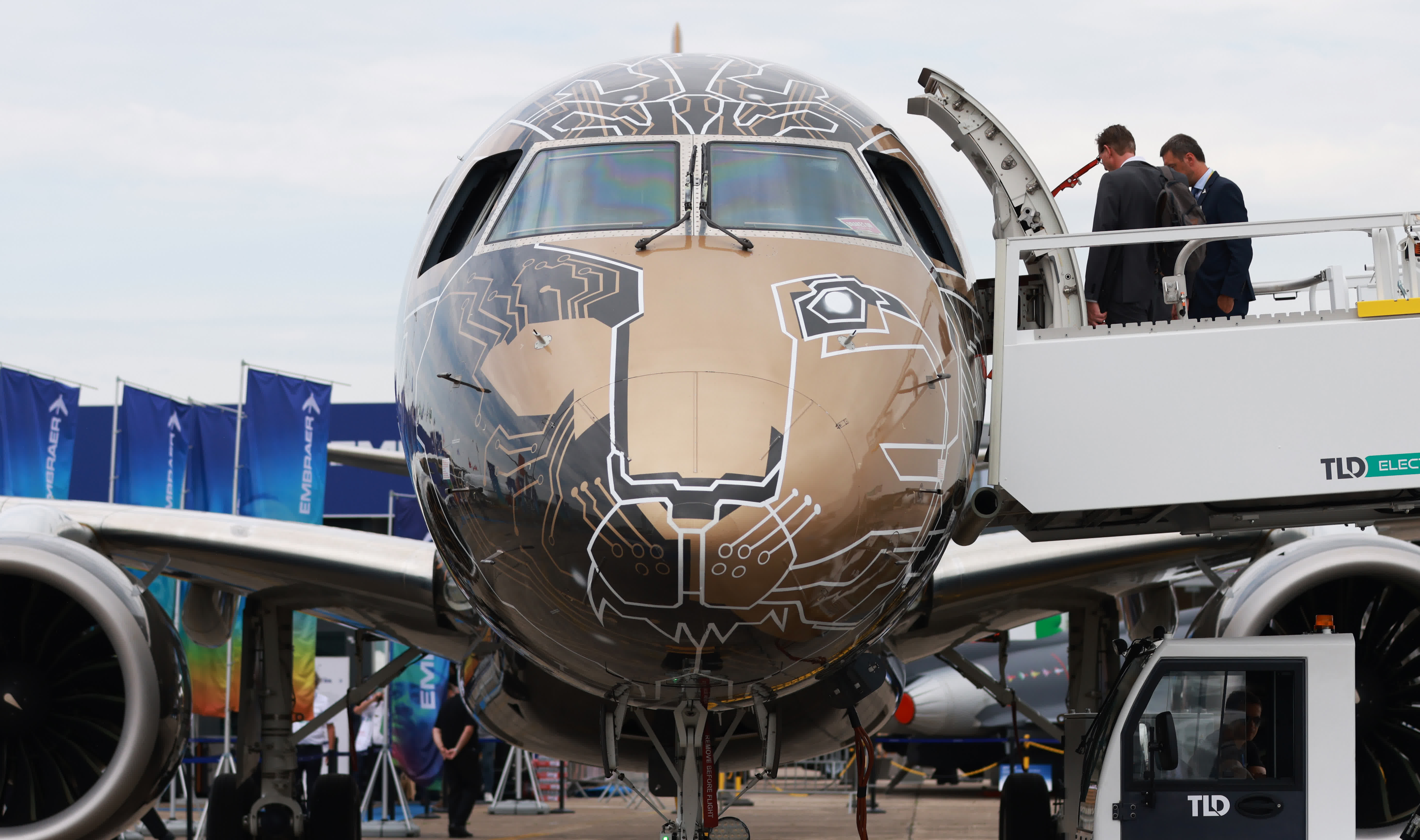 6月20日，人們在法國巴黎近郊布爾歇機場舉行的第54屆巴黎航展上參觀。（新華社）