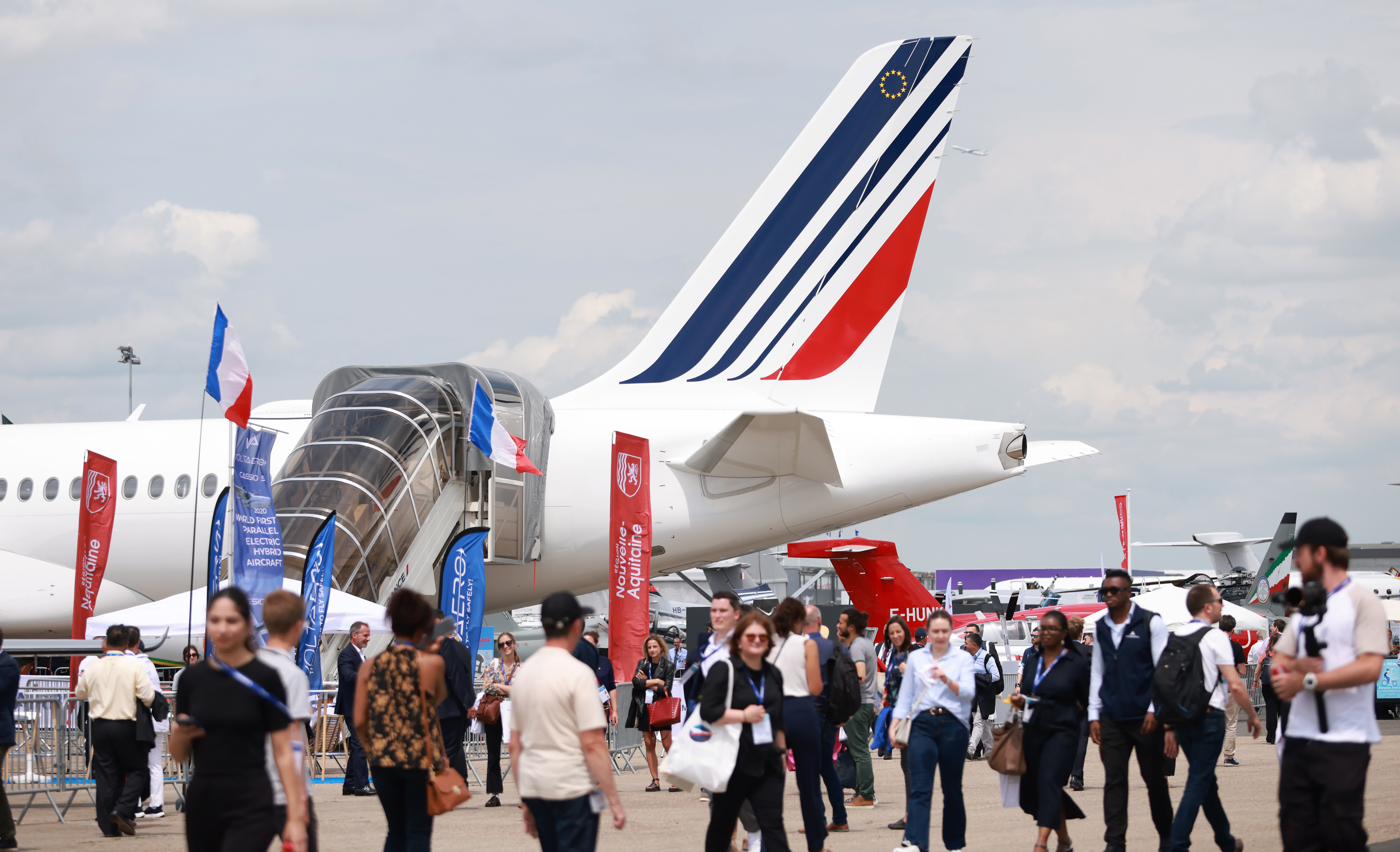 6月20日，人們在法國巴黎近郊布爾歇機場舉行的第54屆巴黎航展上參觀。（新華社）