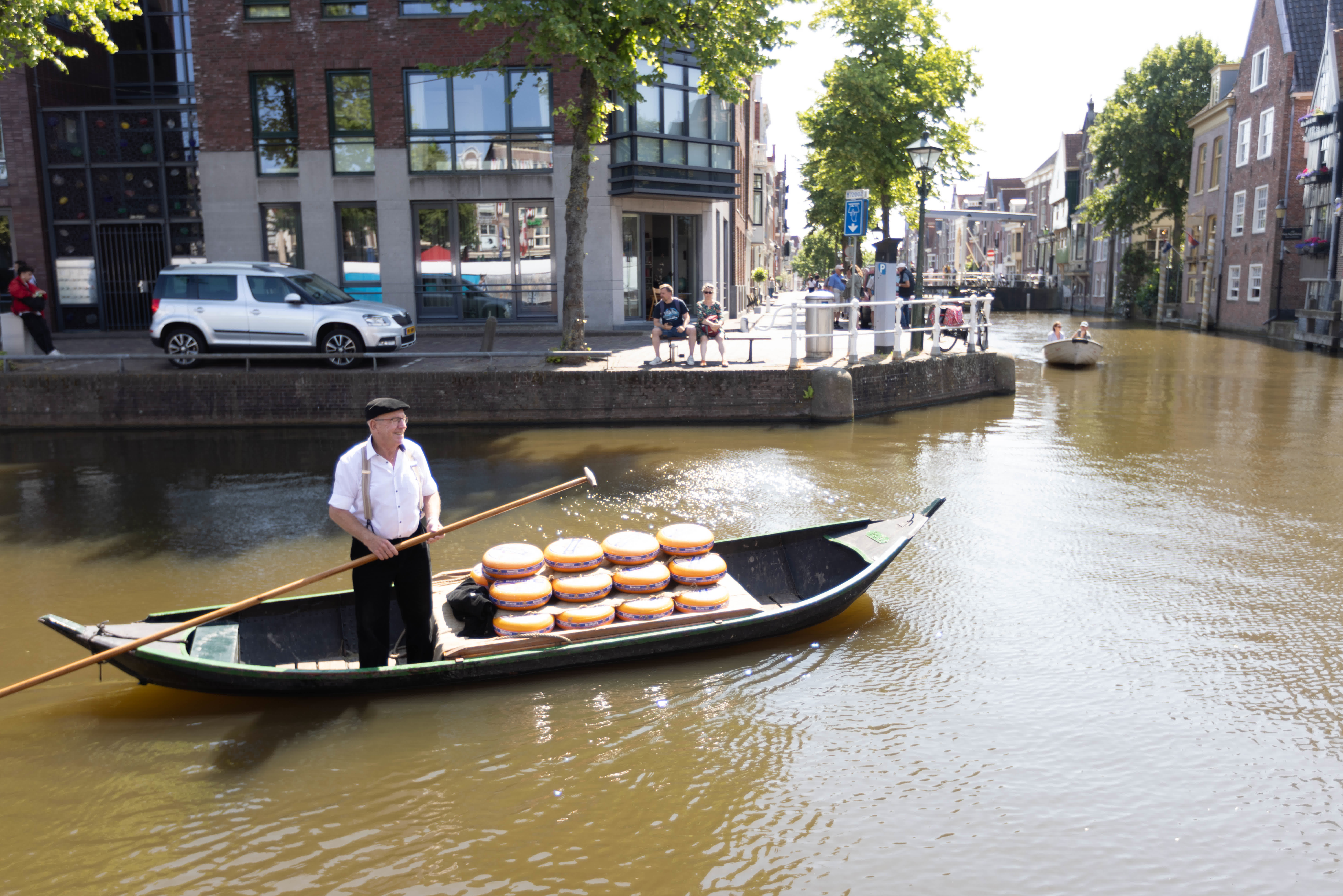 6月23日，在荷蘭阿爾克馬爾，一名男子用船運送奶酪。（新華社）