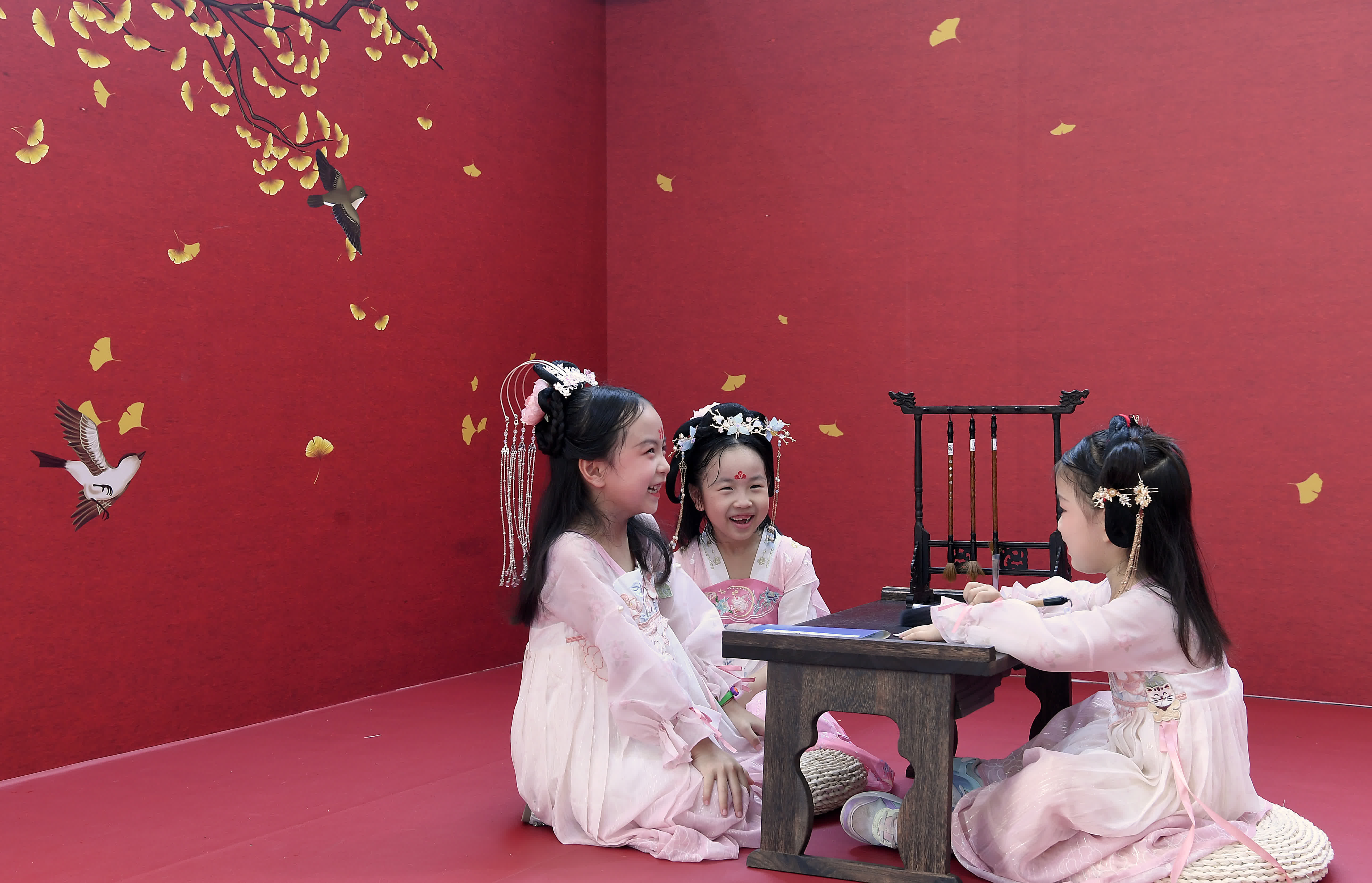 6月30日,三名小朋友在陝西西安展區內的唐文化體驗區打卡留影。(新華社) 6月30日,三名小朋友在陝西西安展區內的唐文化體驗區打卡留影。(新華社)