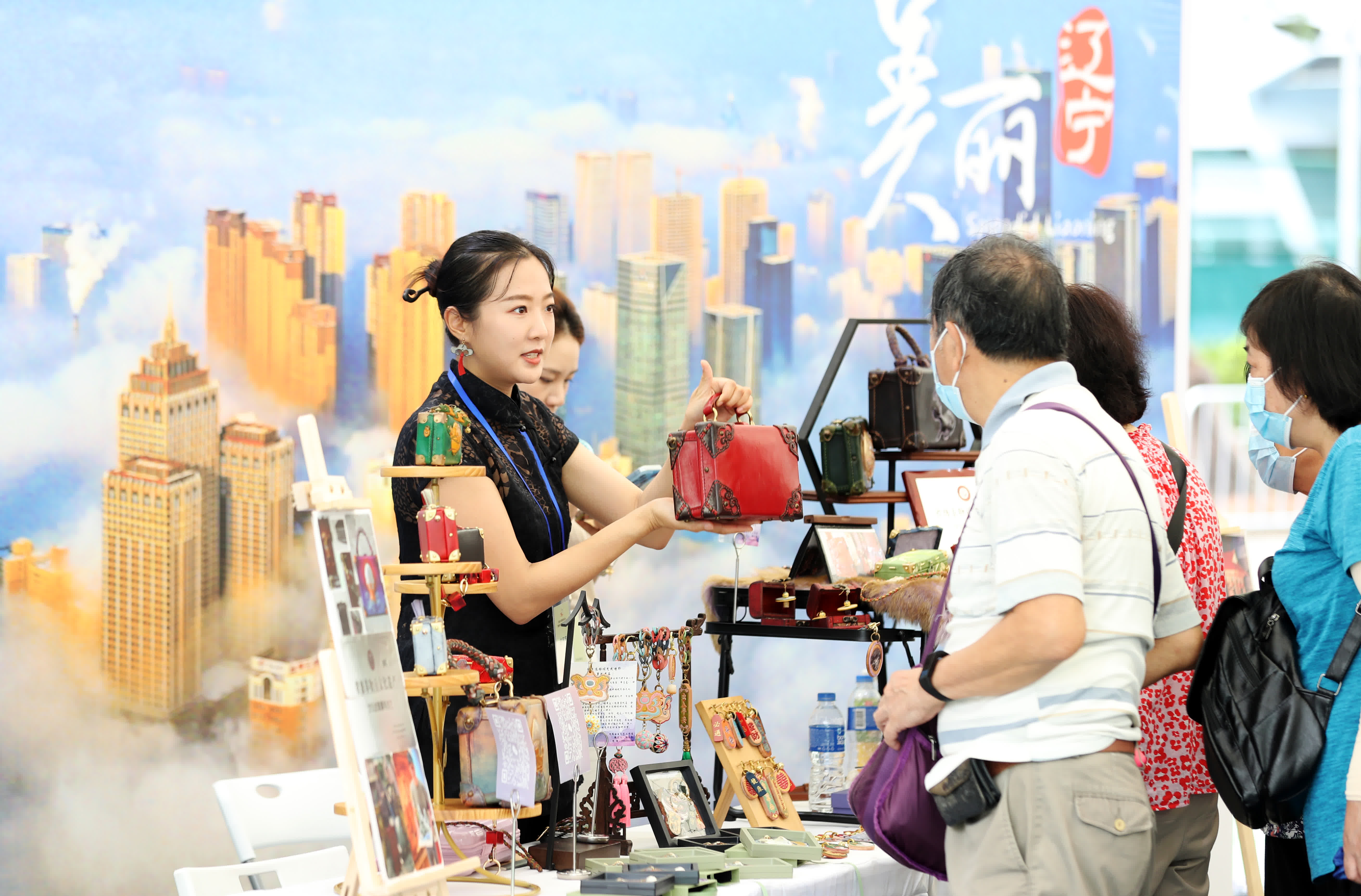 6月30日,在遼寧展區內,工作人員向市民講解展品。(新華社) 6月30日,在遼寧展區內,工作人員向市民講解展品。(新華社)