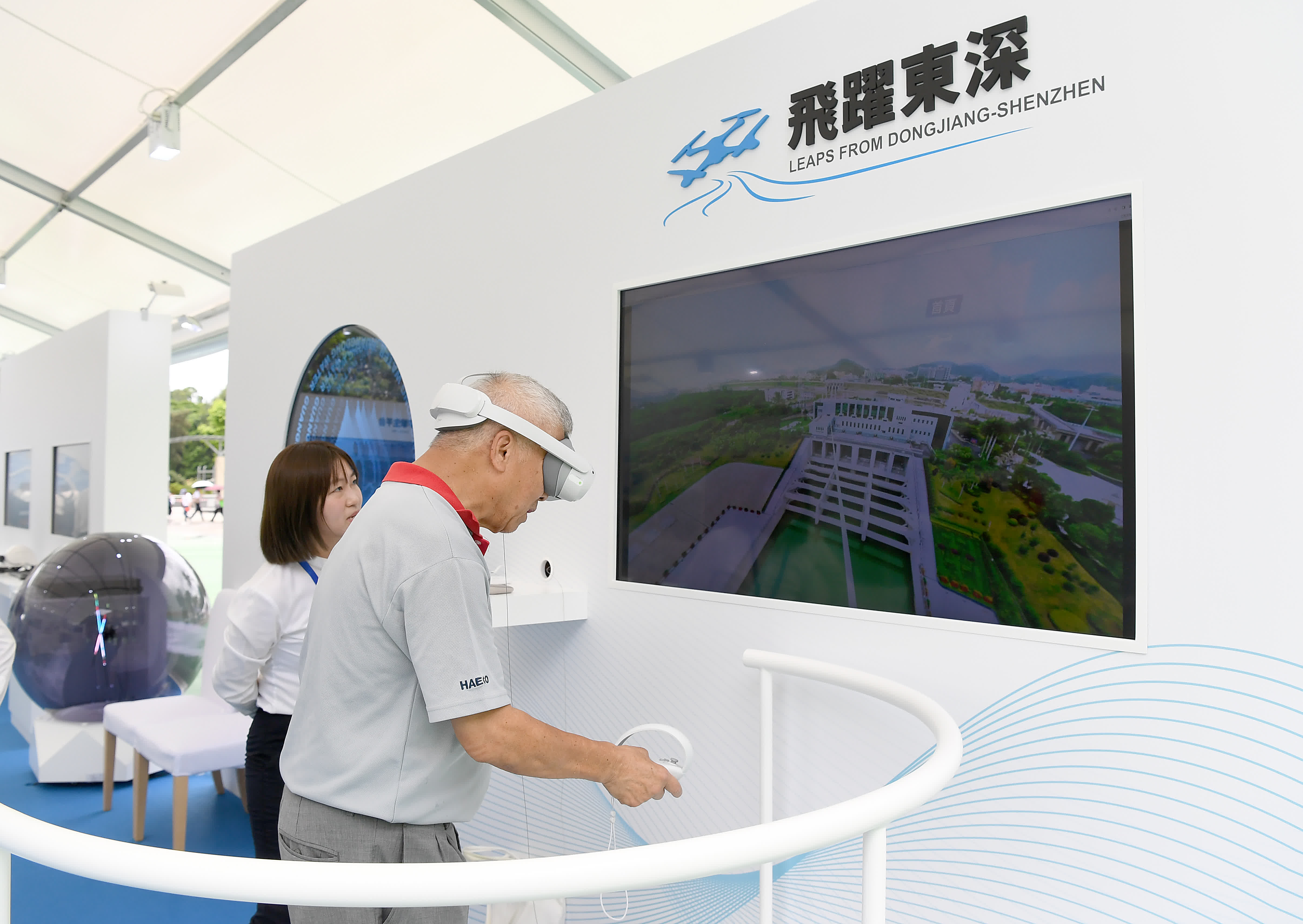 6月30日,香港市民黎先生在粵海水務展區通過VR了解東深供水工程。(新華社) 6月30日,香港市民黎先生在粵海水務展區通過VR了解東深供水工程。(新華社)