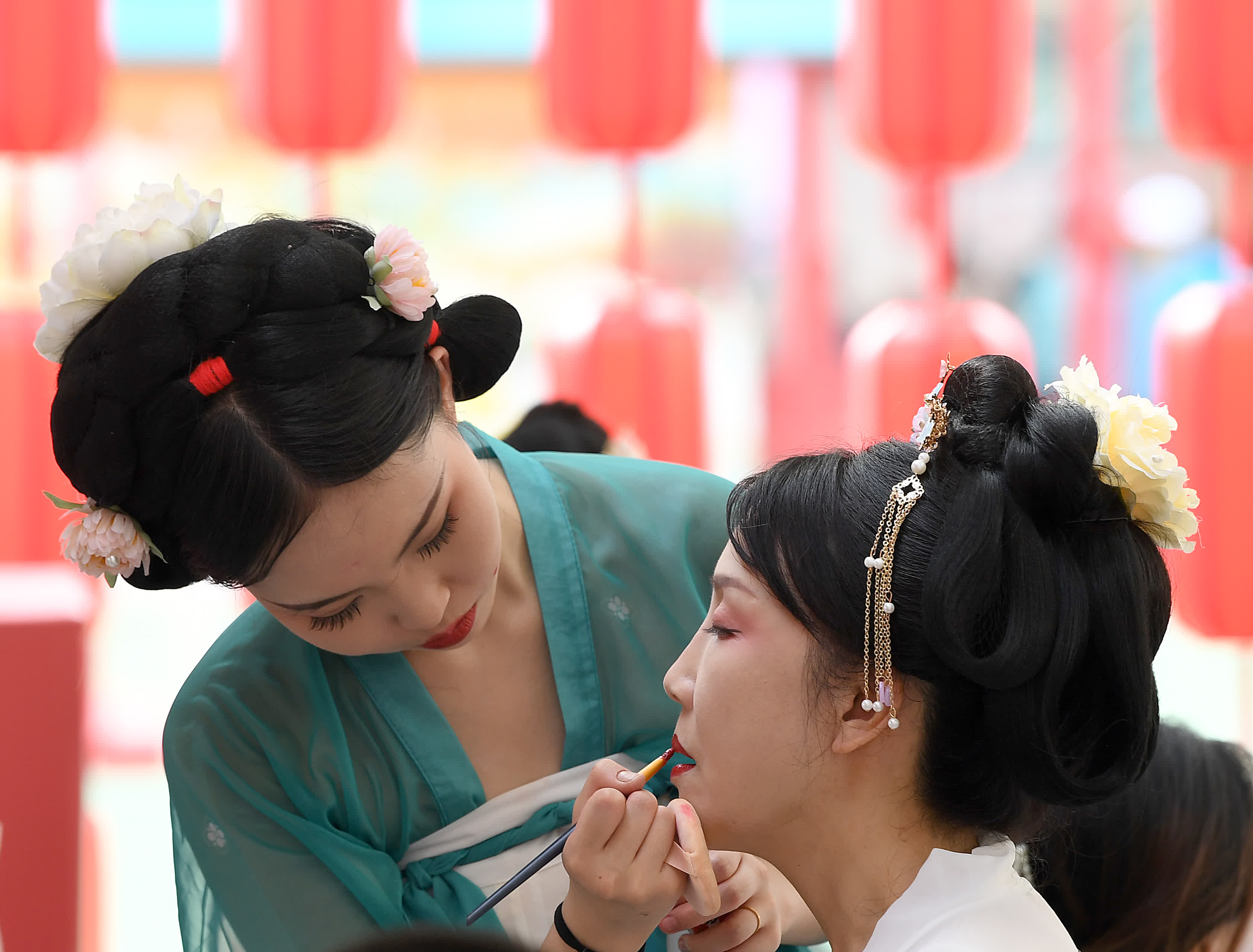 6月30日,市民在陝西西安展區內的唐文化體驗區化唐妝。(新華社) 6月30日,市民在陝西西安展區內的唐文化體驗區化唐妝。(新華社)