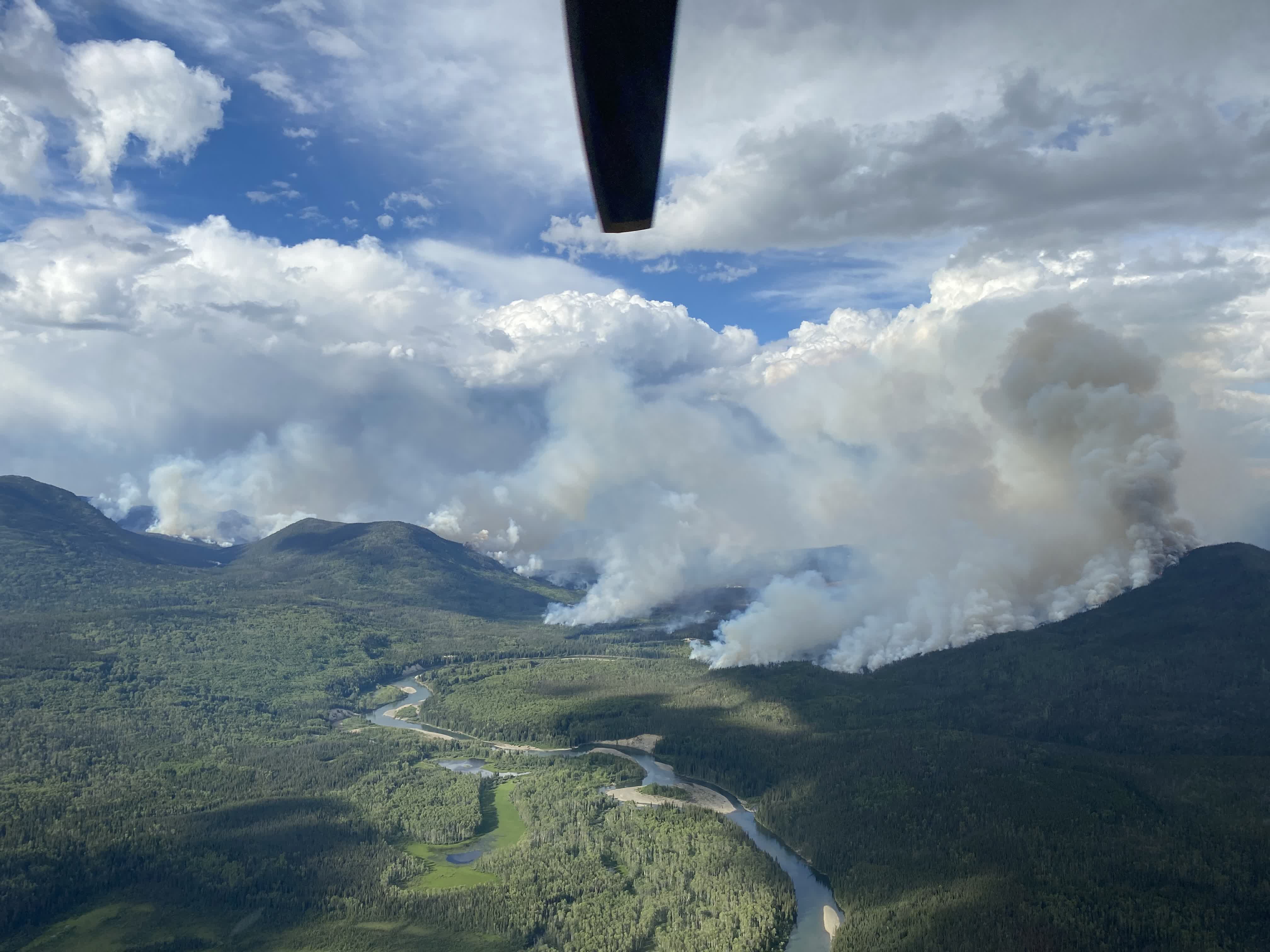 這是6月29日拍攝的加拿大不列顛哥倫比亞省的山火（航拍照片）。（不列顛哥倫比亞省野火管理局供圖）
