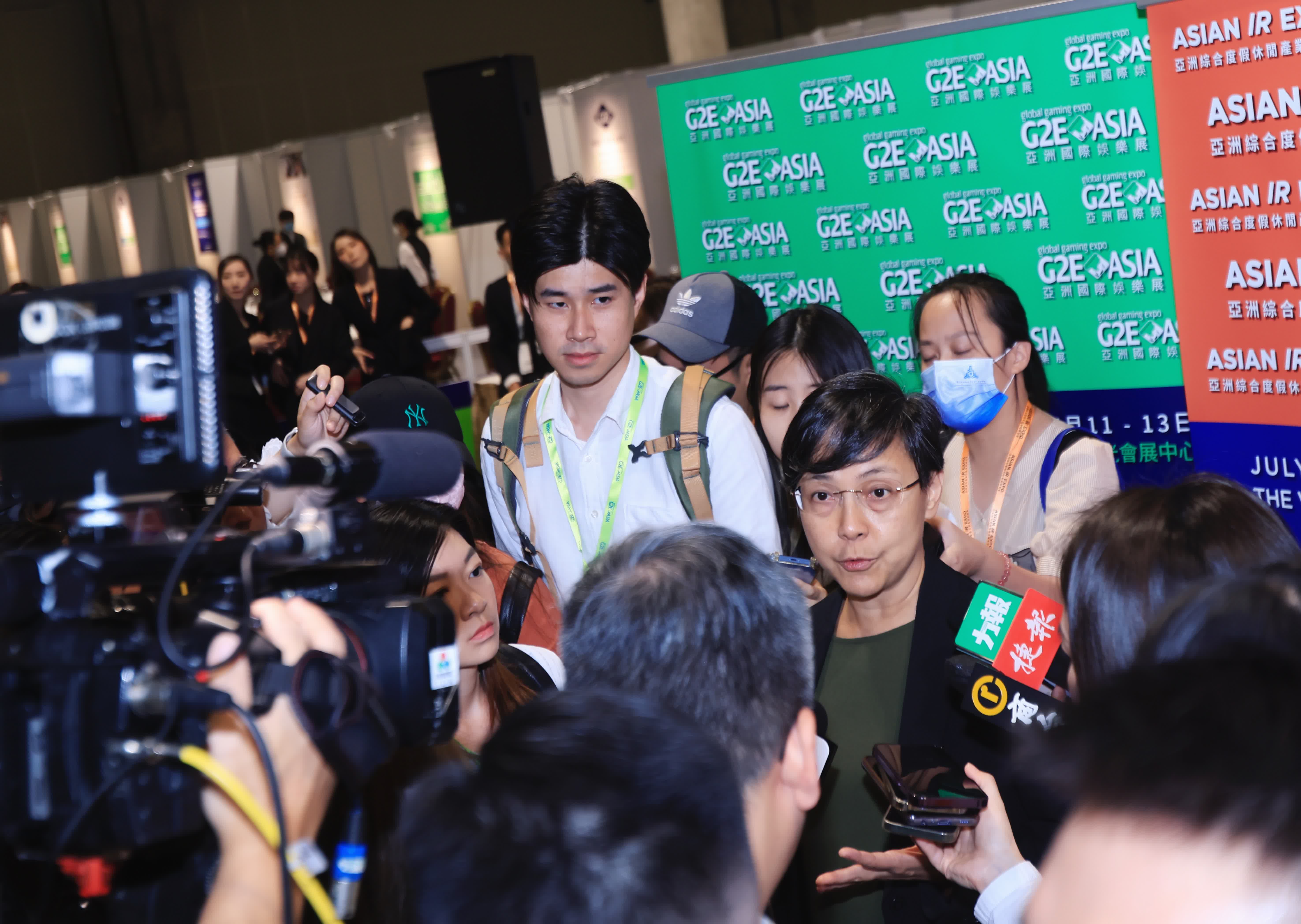 圖為澳門特別行政區旅遊局局長文綺華接受傳媒訪問。(香港中通社) 圖為澳門特別行政區旅遊局局長文綺華接受傳媒訪問。(香港中通社)