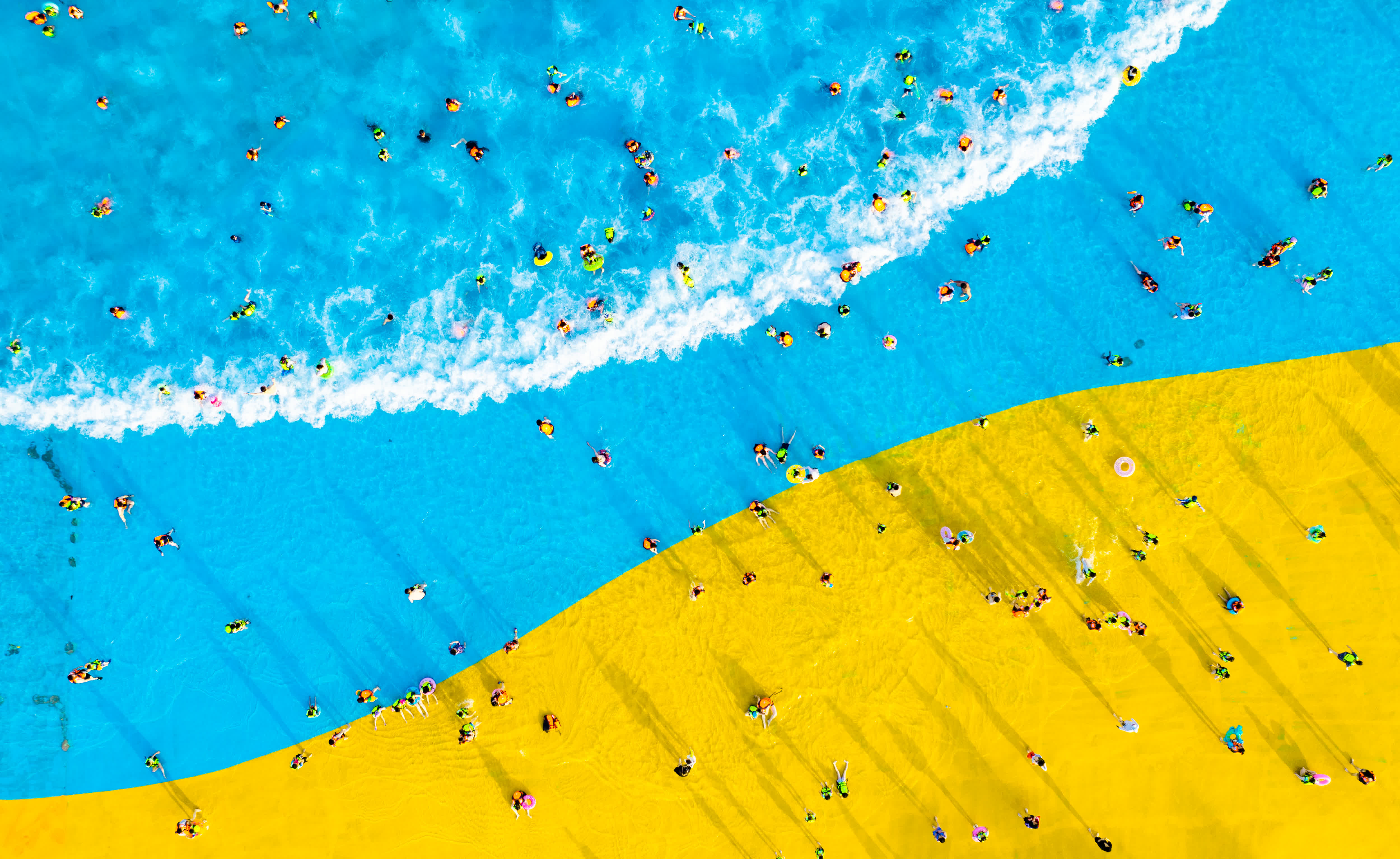 7月11日，遊客在浙江省湖州市長興縣龍之夢樂園嬉水世界遊玩（無人機照片）。（新華社）