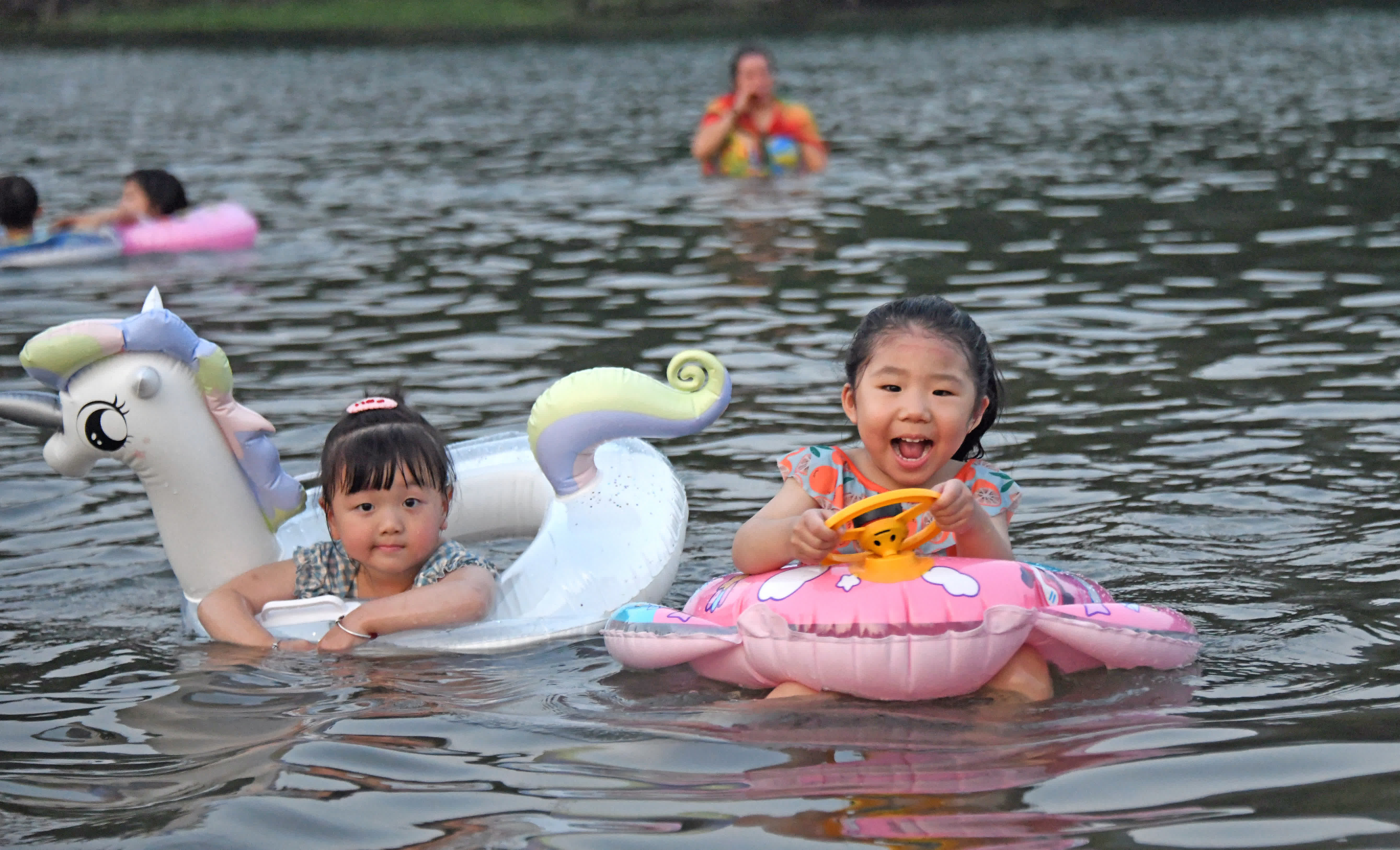 7月11日，孩子們在浙江省台州市仙居縣永安溪南峰街道浮石園天然浴場戲水玩耍。（新華社）