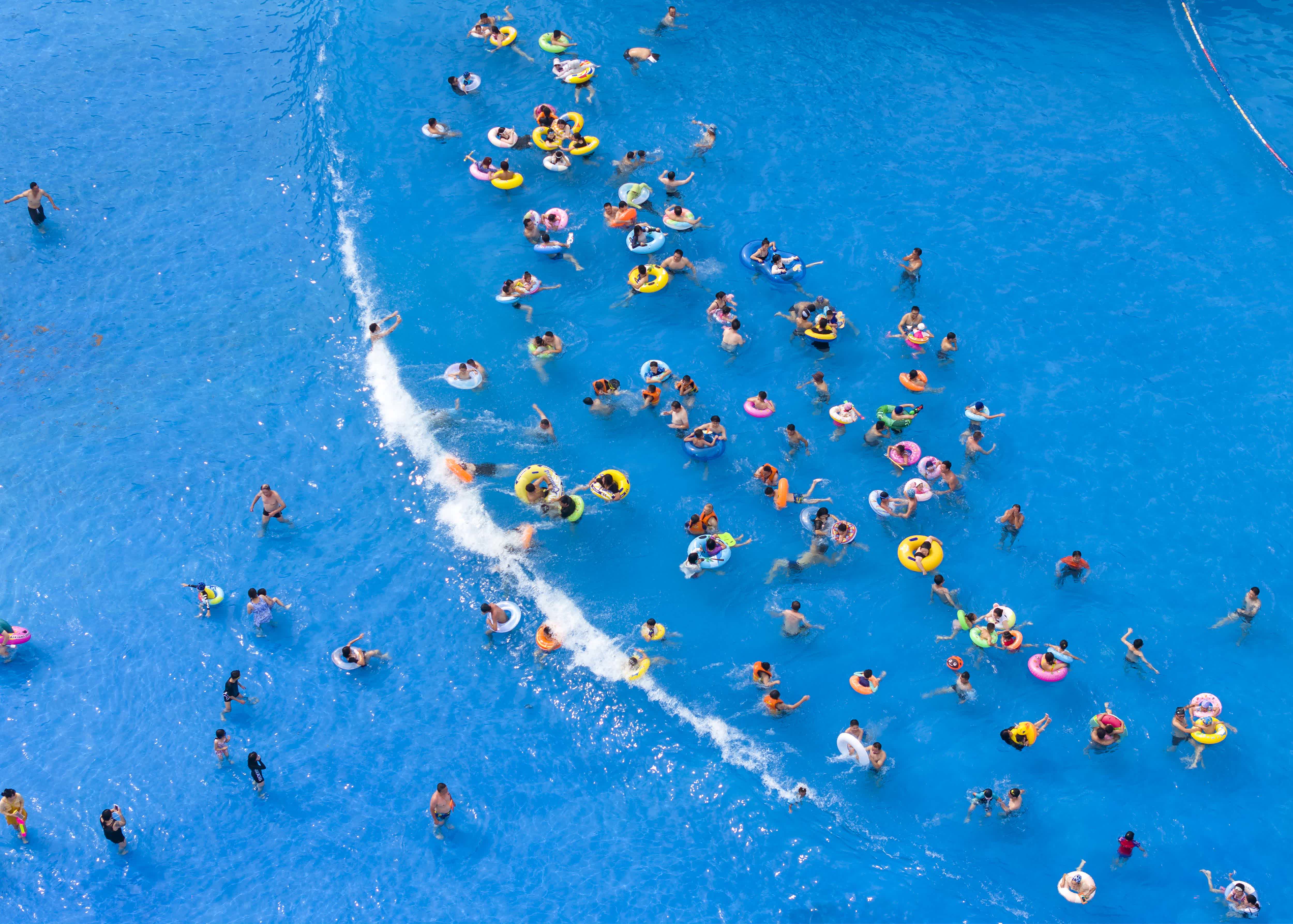 7月11日，市民和遊客在江蘇泰州秋雪湖水上樂園戲水遊玩（無人機照片）。（新華社）