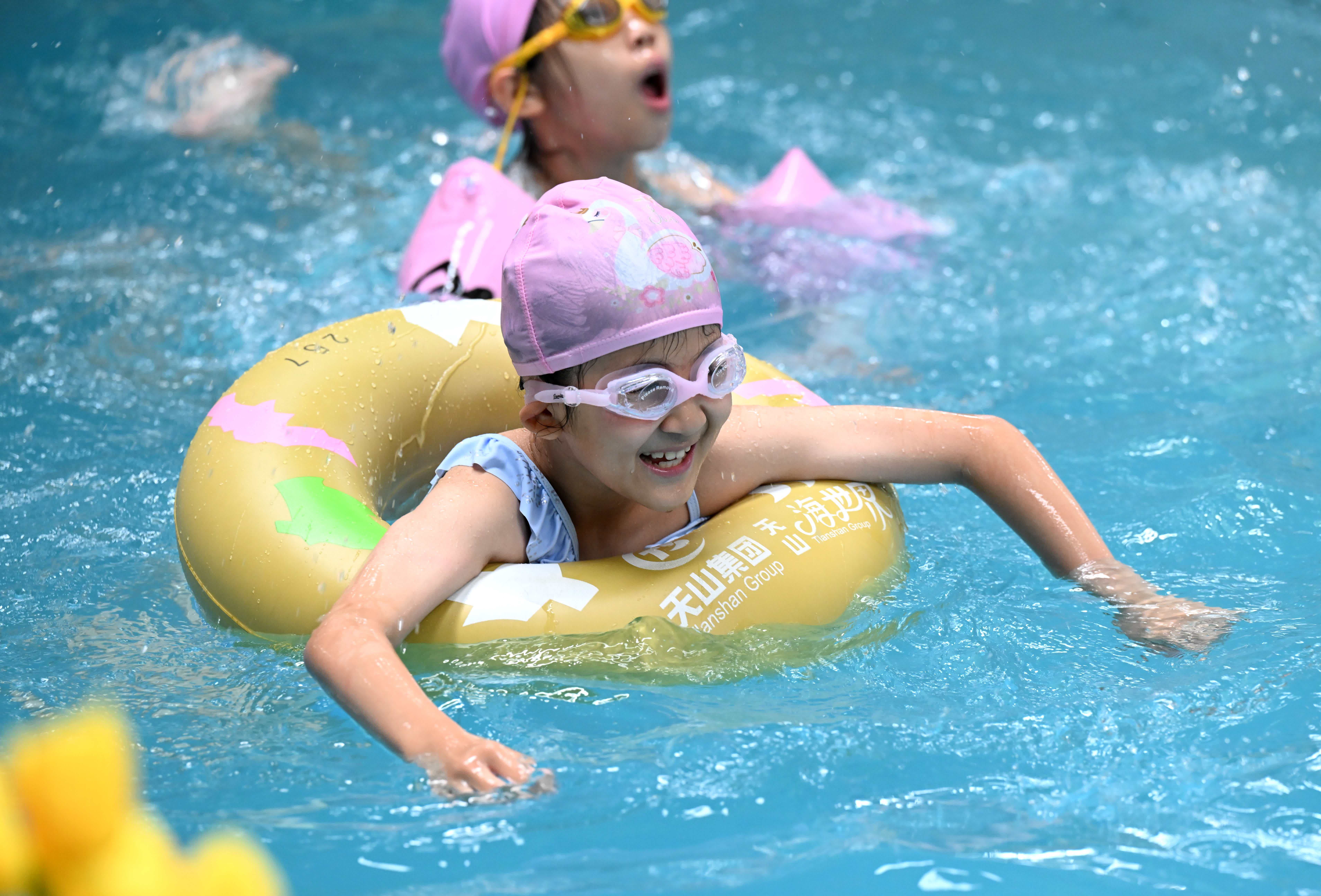 7月11日，小朋友在河北省石家莊市高新區一家戲水樂園游泳。（新華社）