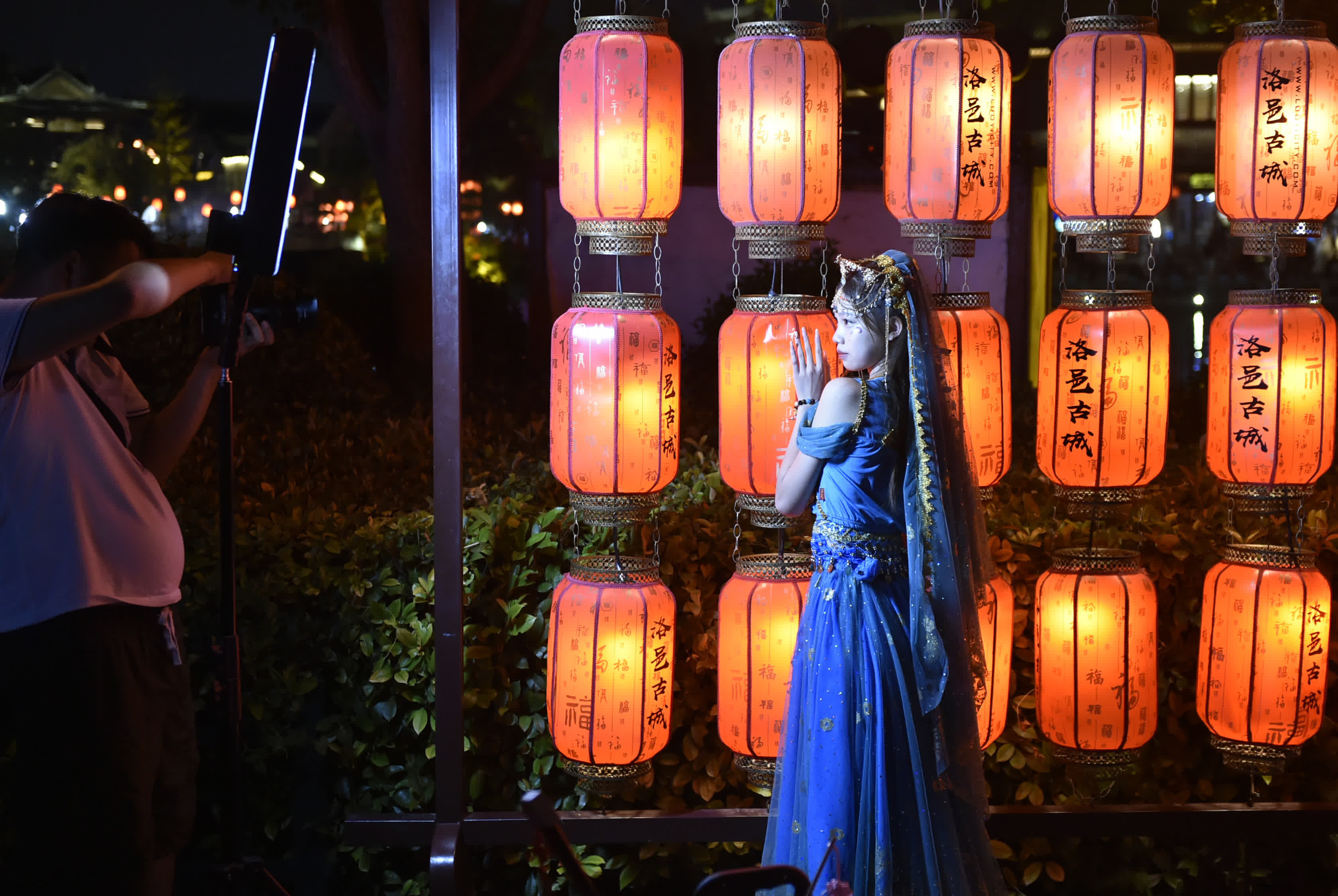 7月11日晚,遊人在洛陽市洛邑古城景區內拍照。(新華社) 7月11日晚,遊人在洛陽市洛邑古城景區內拍照。(新華社)