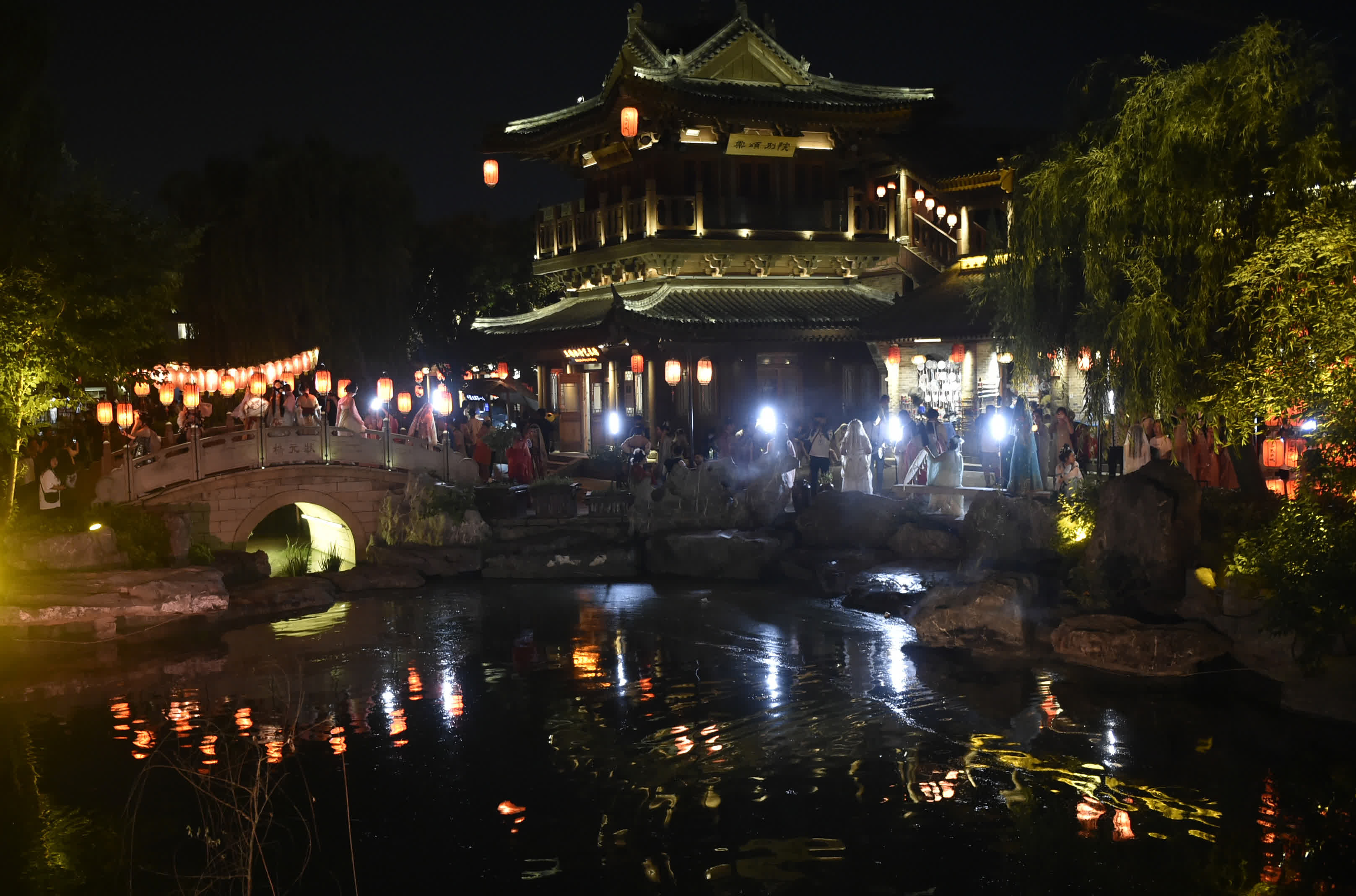這是7月11日晚拍攝的洛陽市洛邑古城景區夜景。(新華社) 這是7月11日晚拍攝的洛陽市洛邑古城景區夜景。(新華社)