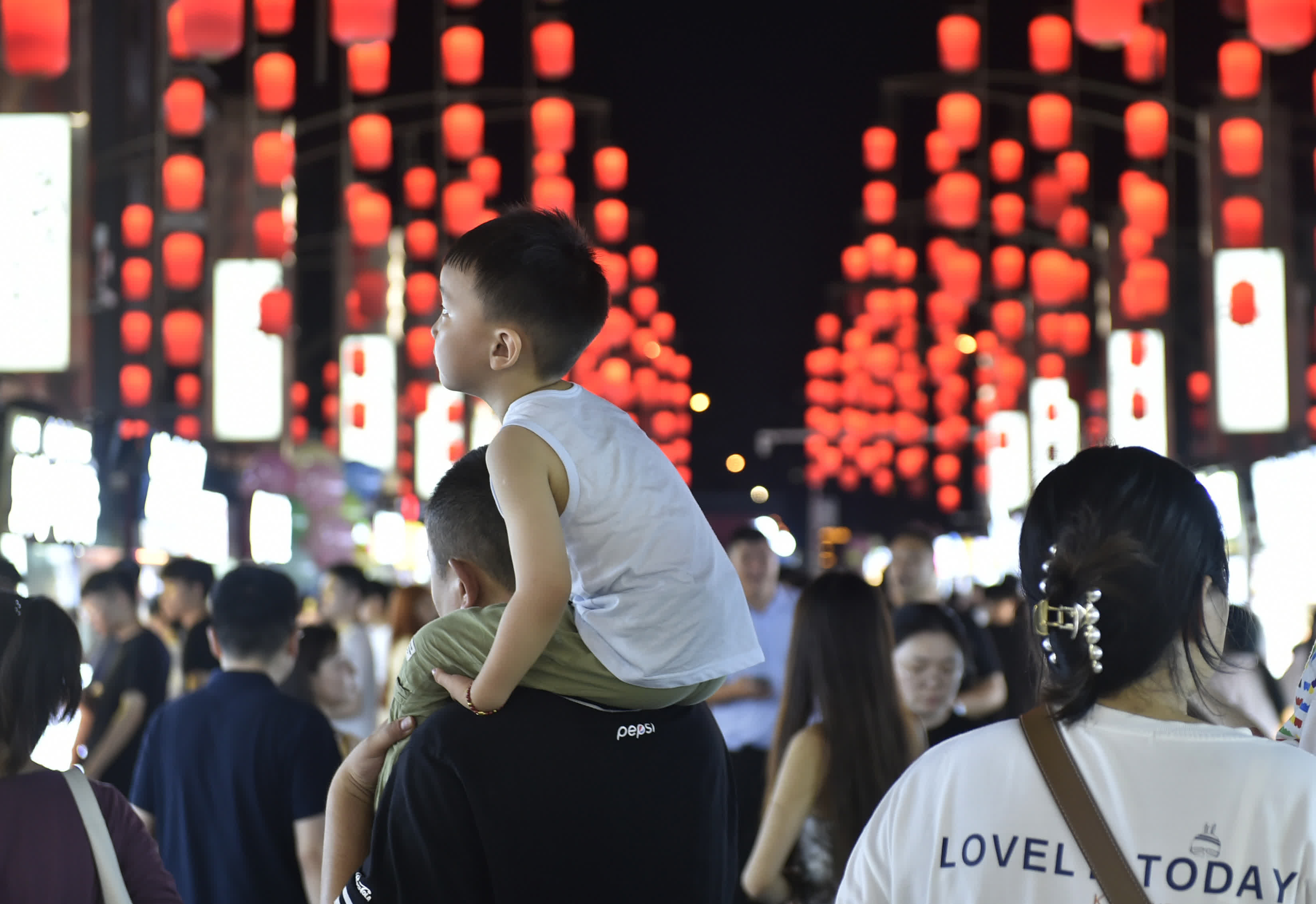 這是7月11日晚拍攝的洛陽十字街小吃一條街夜景。(新華社) 這是7月11日晚拍攝的洛陽十字街小吃一條街夜景。(新華社)