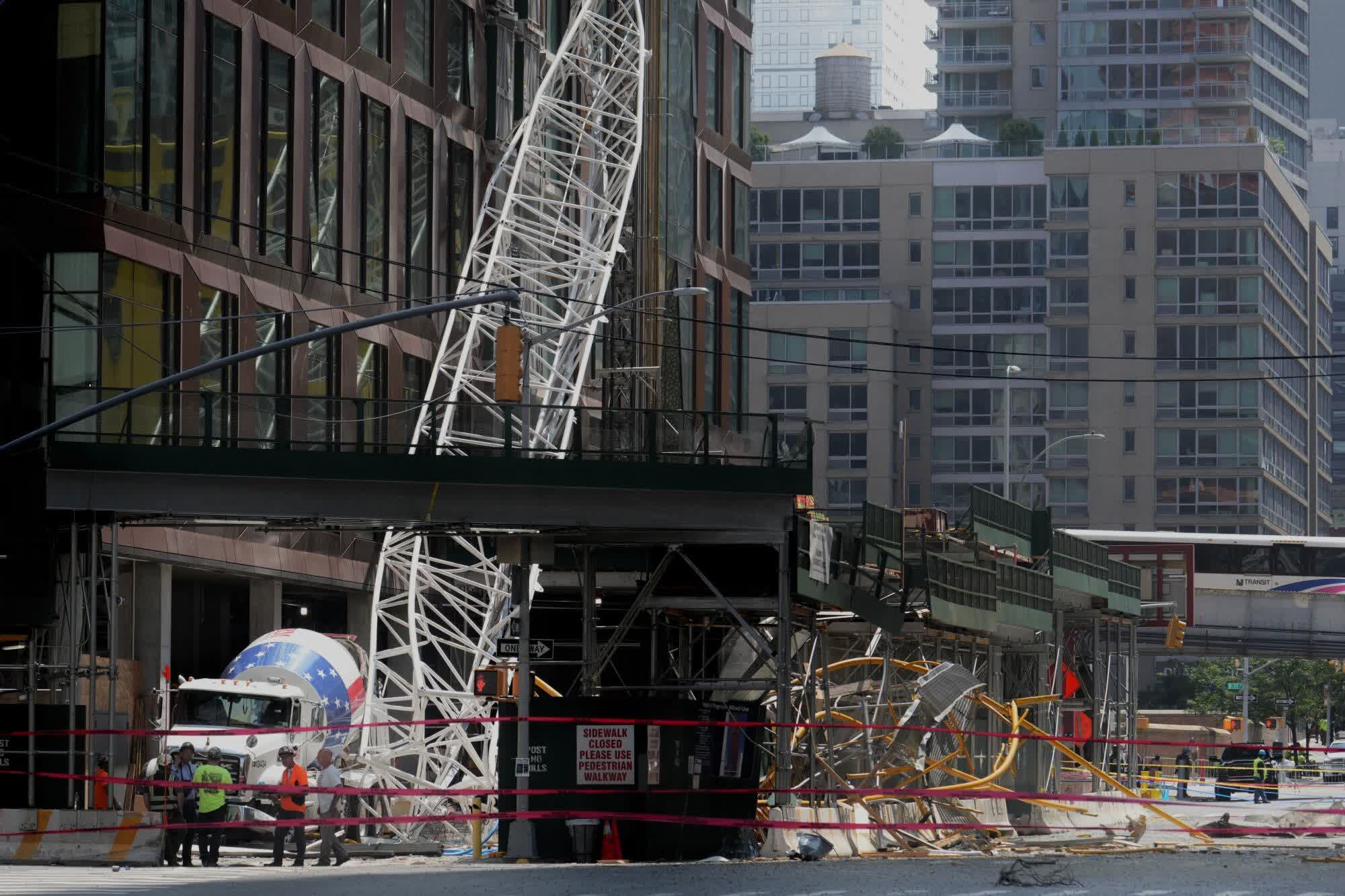 美國紐約曼哈頓一台起重機动怒並部份倒塌　致11人受傷