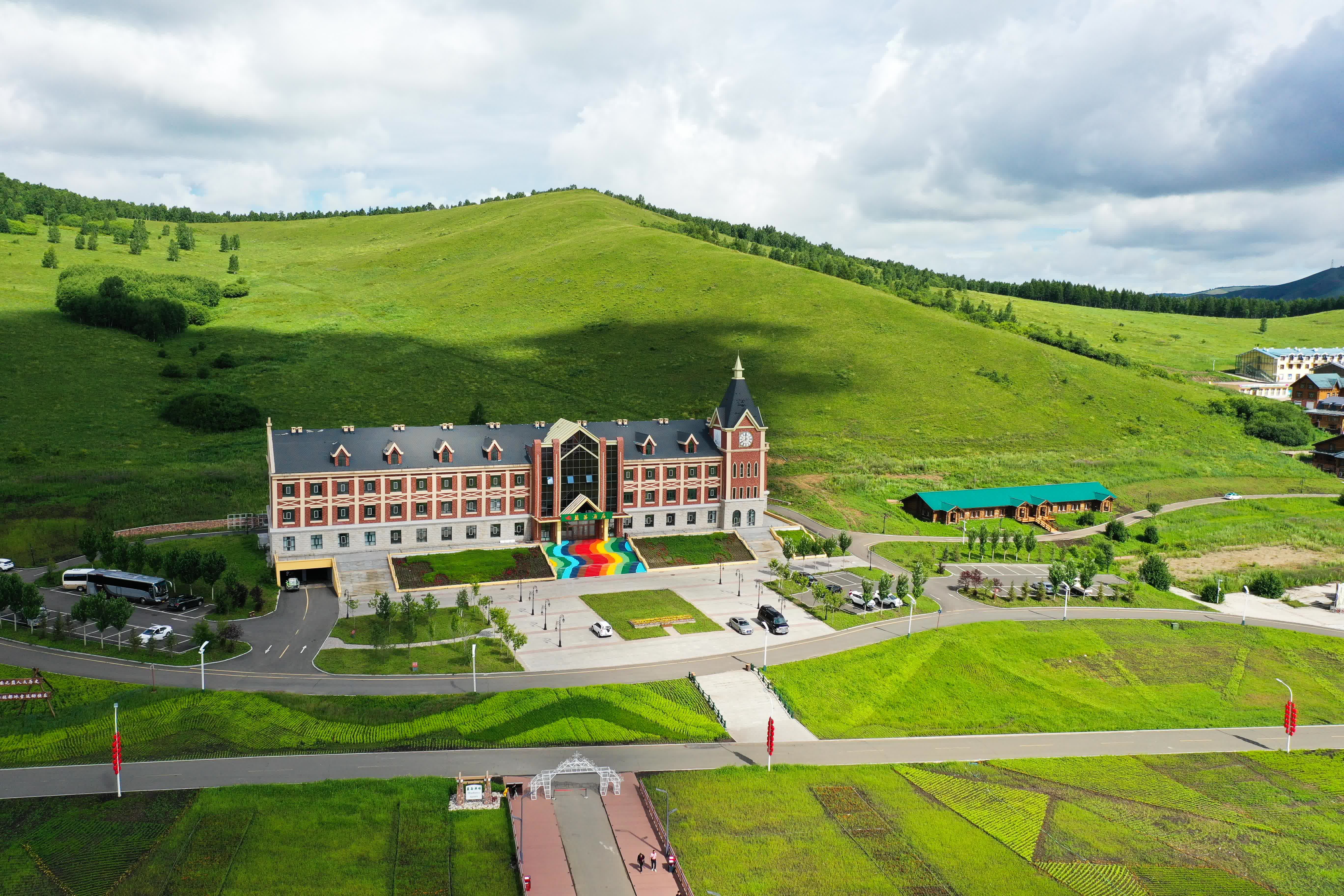 7月29日拍攝的牙克石市鳳凰山景區風光（無人機照片）。（新華社）