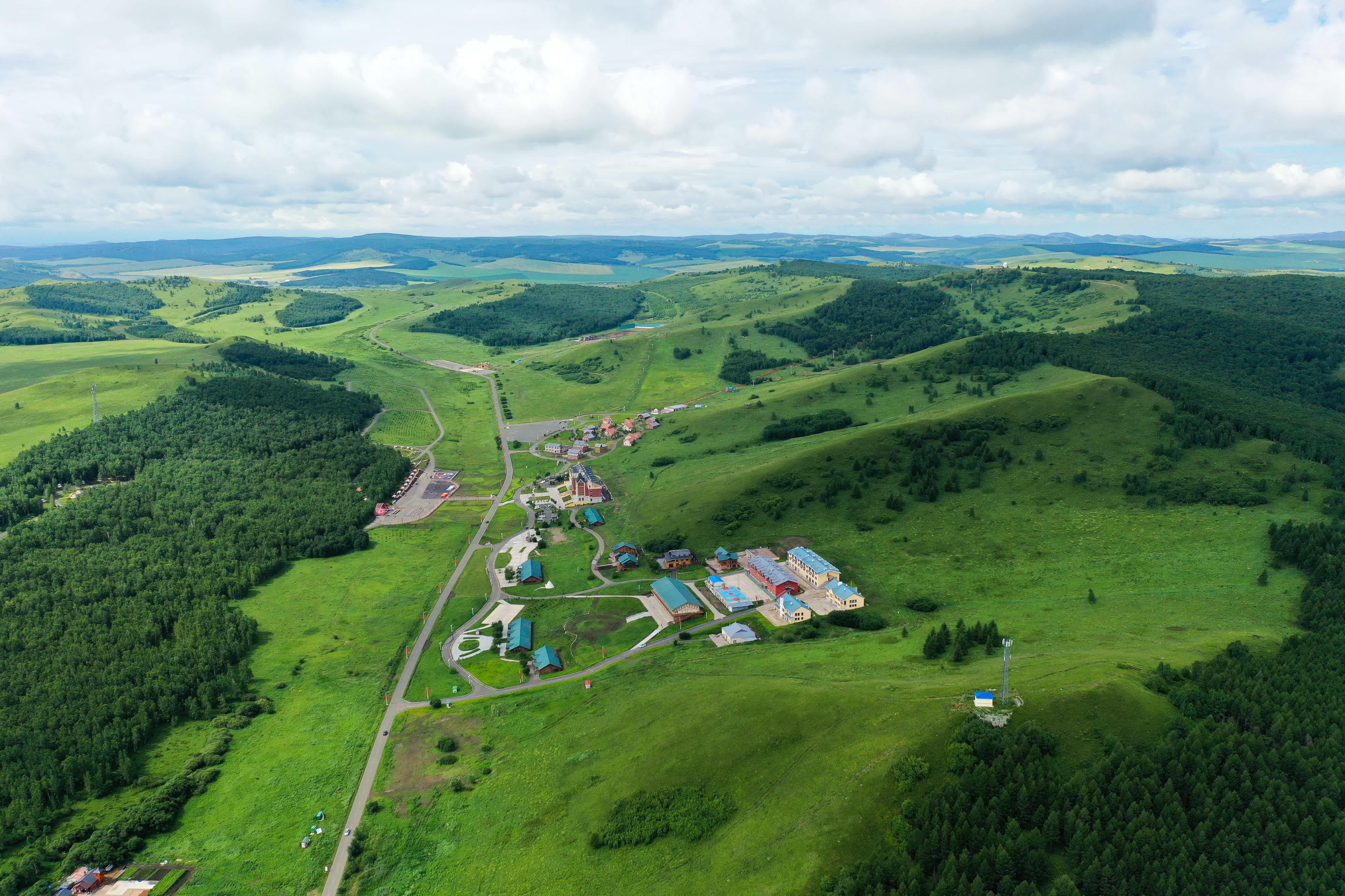 7月29日拍攝的牙克石市鳳凰山景區風光（無人機照片）。（新華社）