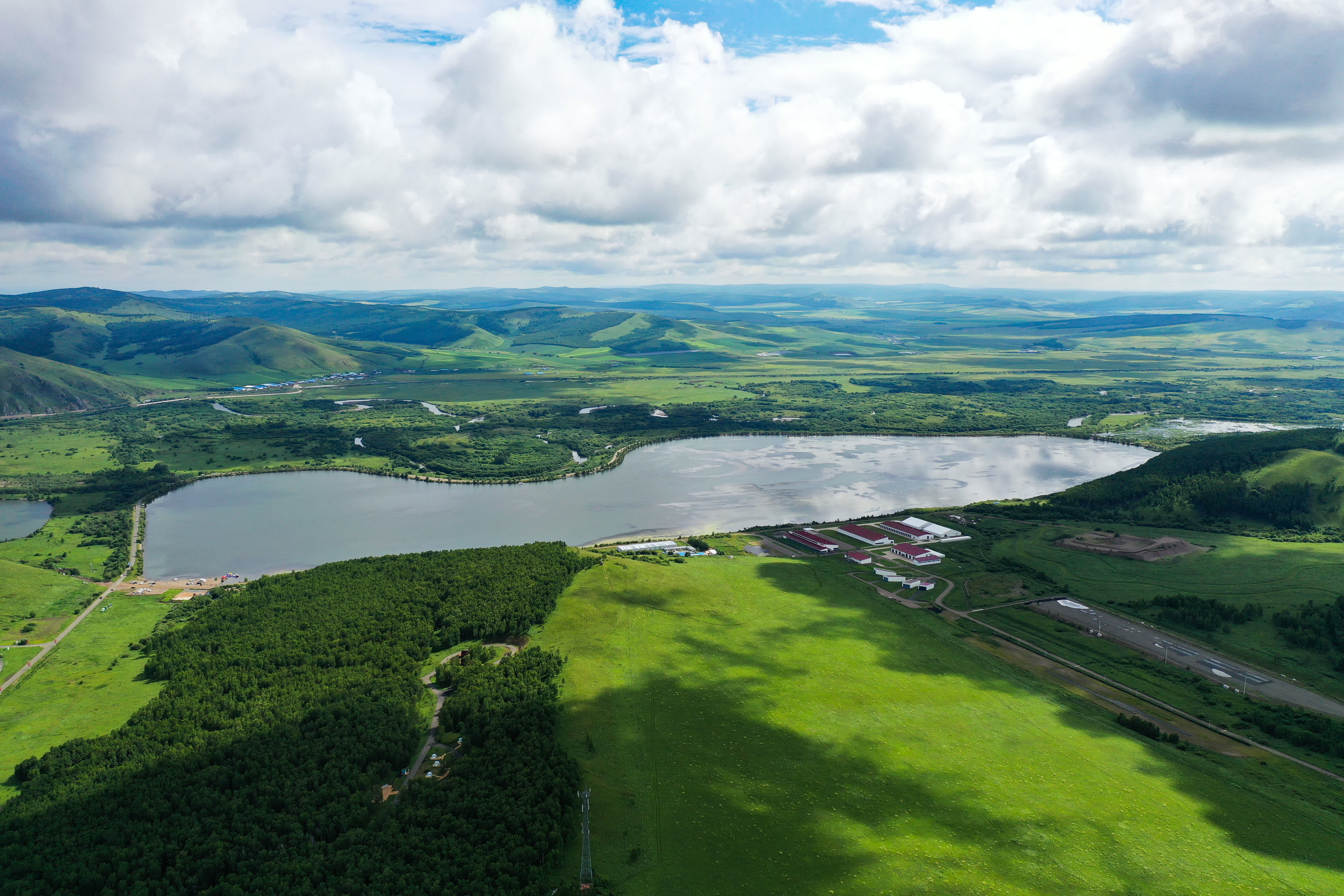 7月29日拍攝的牙克石市鳳凰山景區風光（無人機照片）。（新華社）