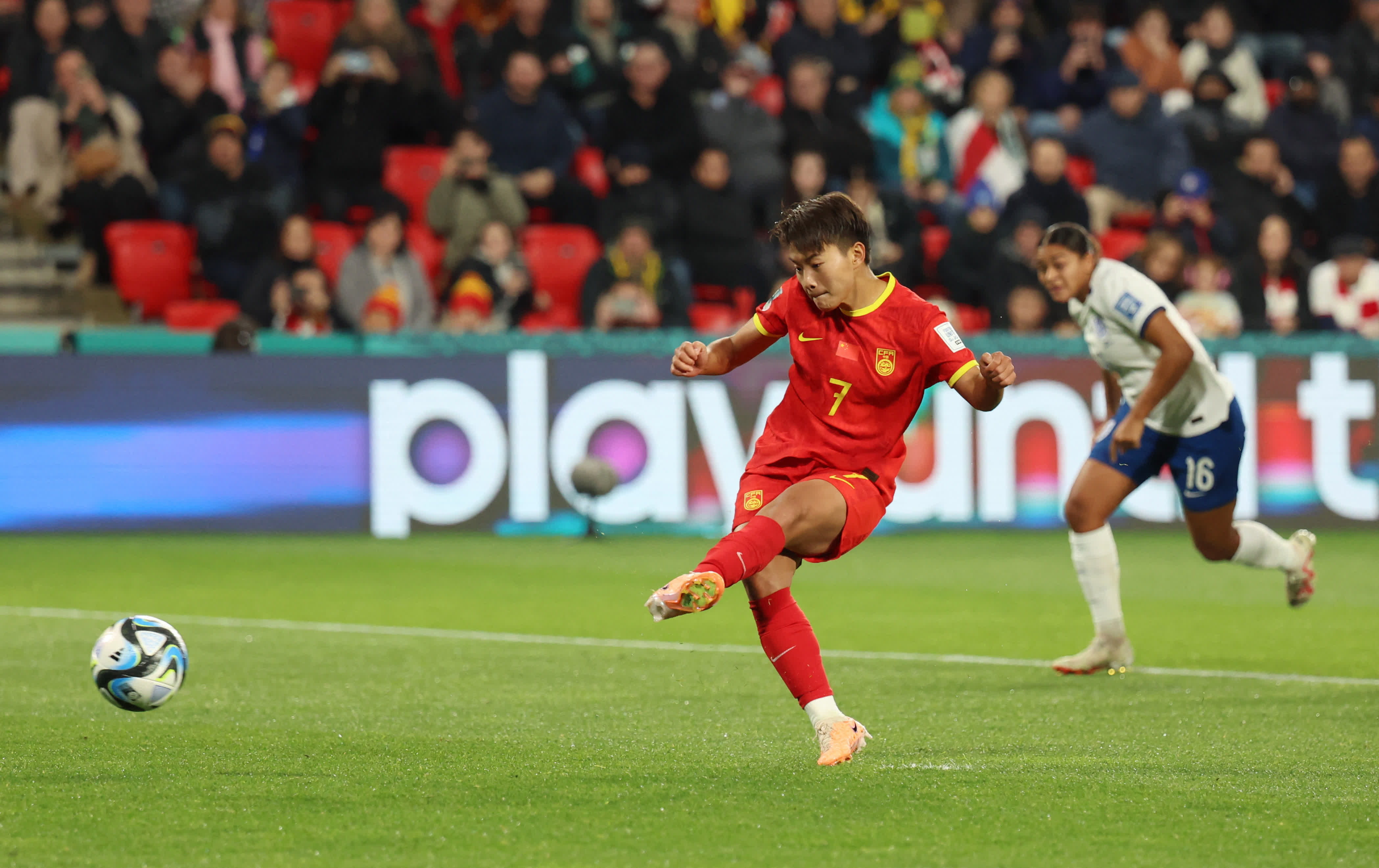 王霜在球場上。（路透社）