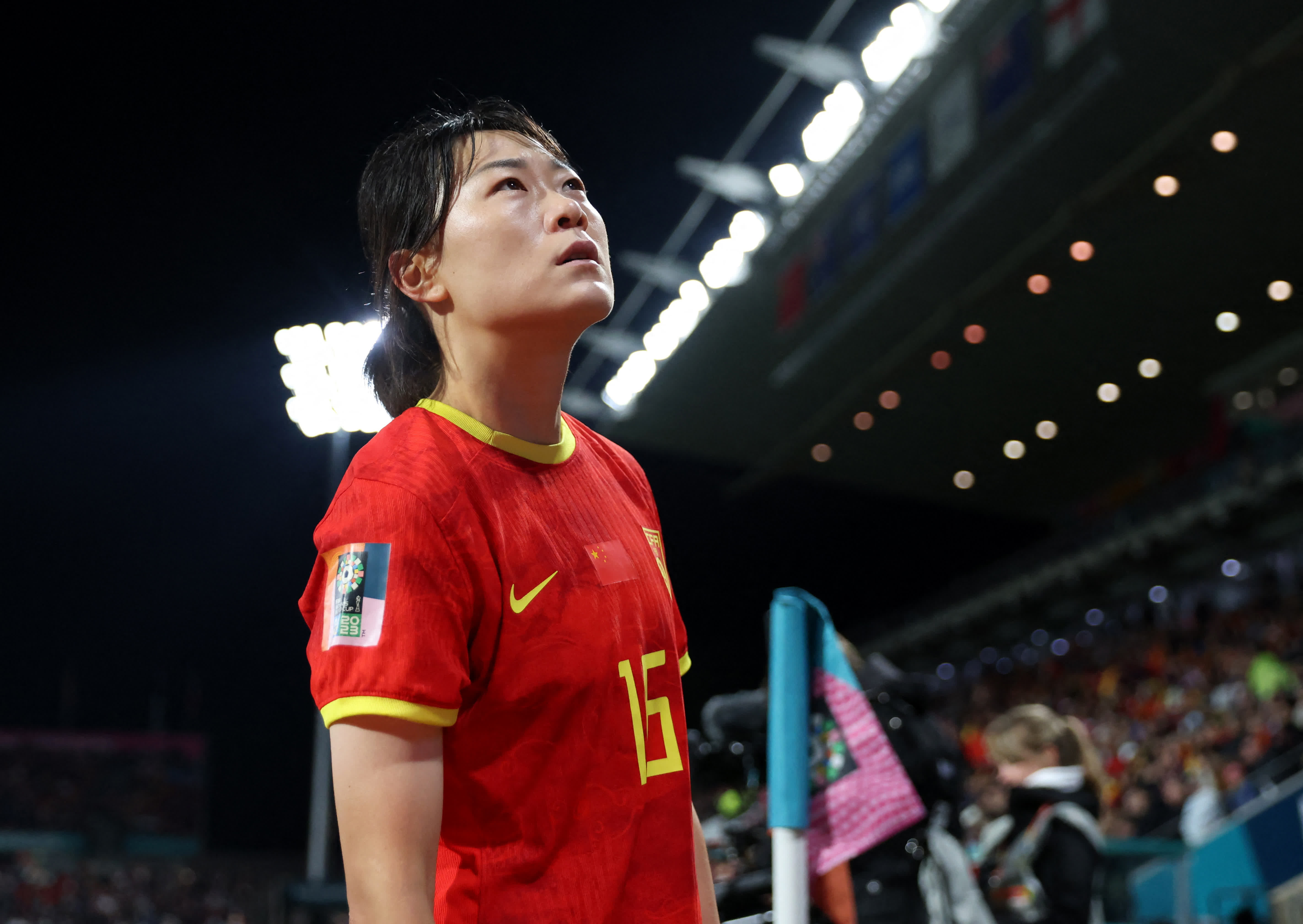 姚凌薇看向場外。（路透社）