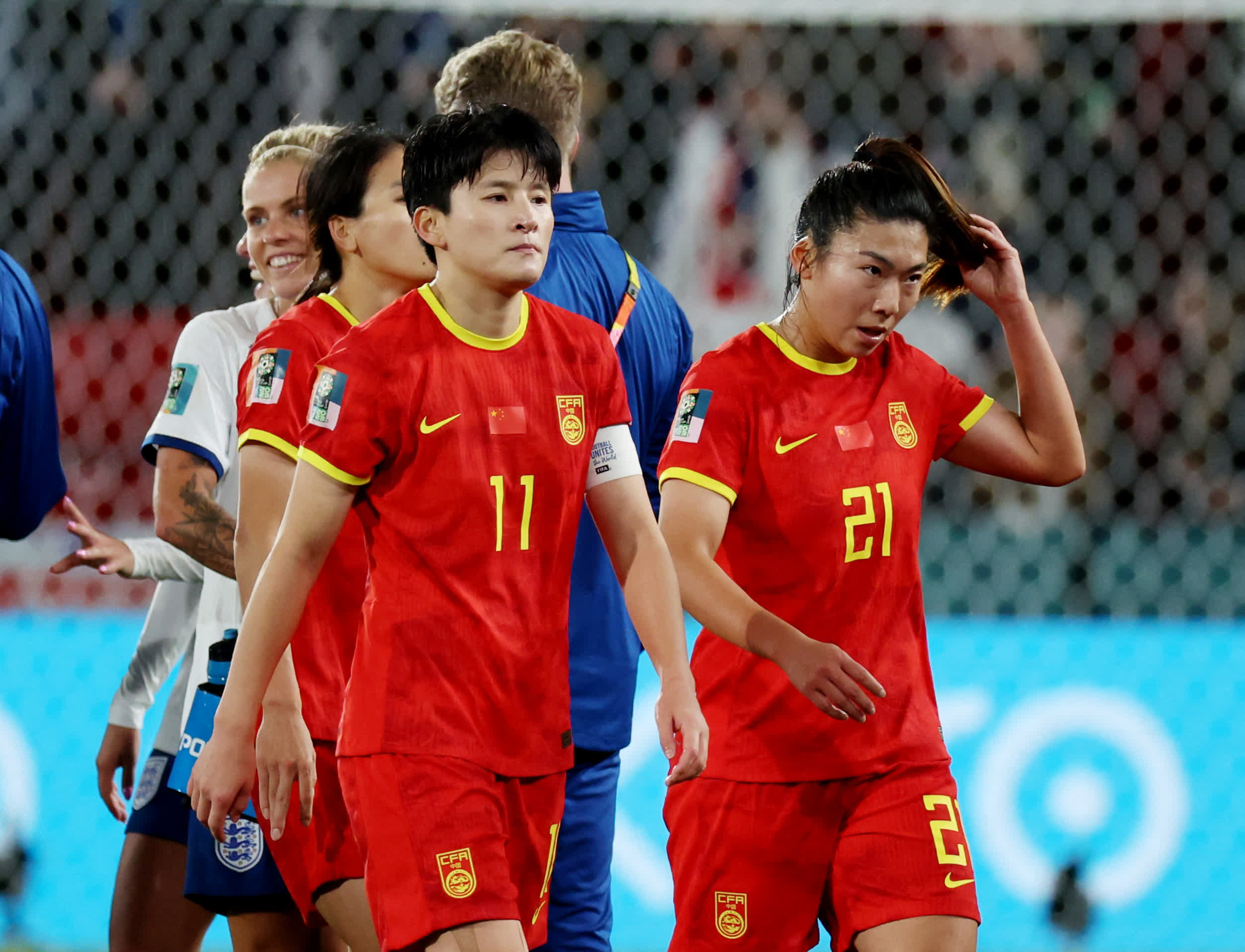 中國女足球員遺憾離場。（路透社）