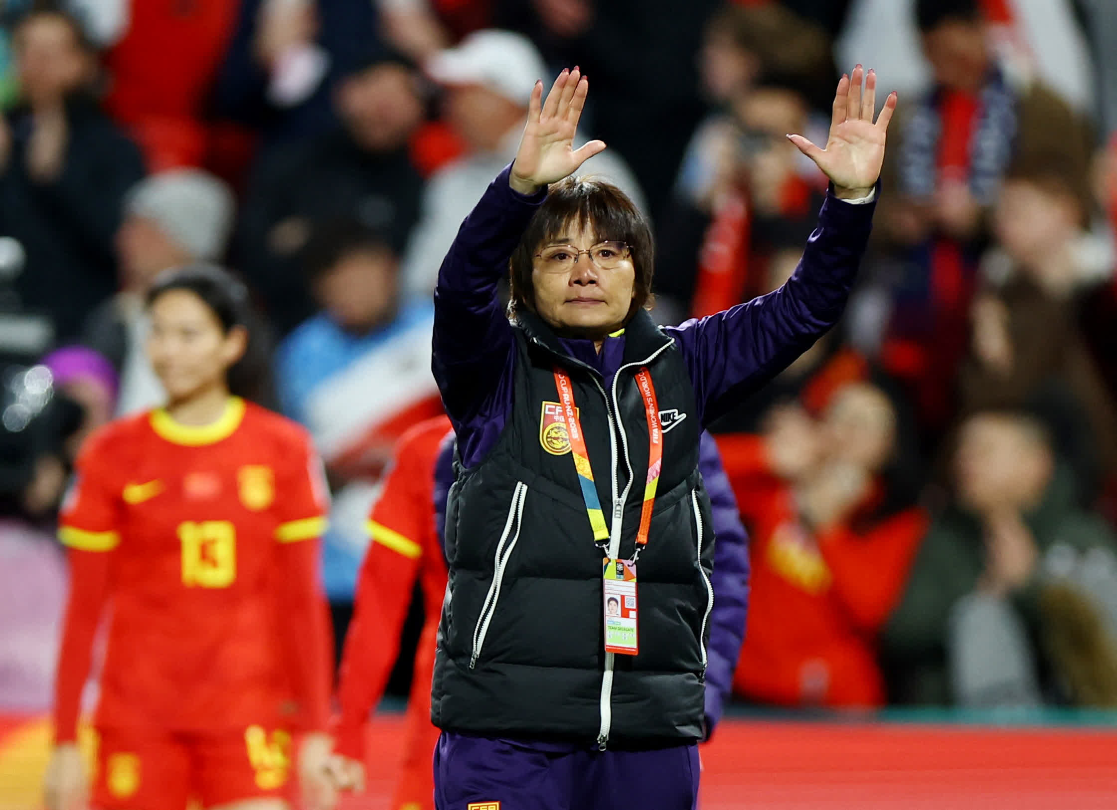 水庆霞對球迷說再見。（路透社）