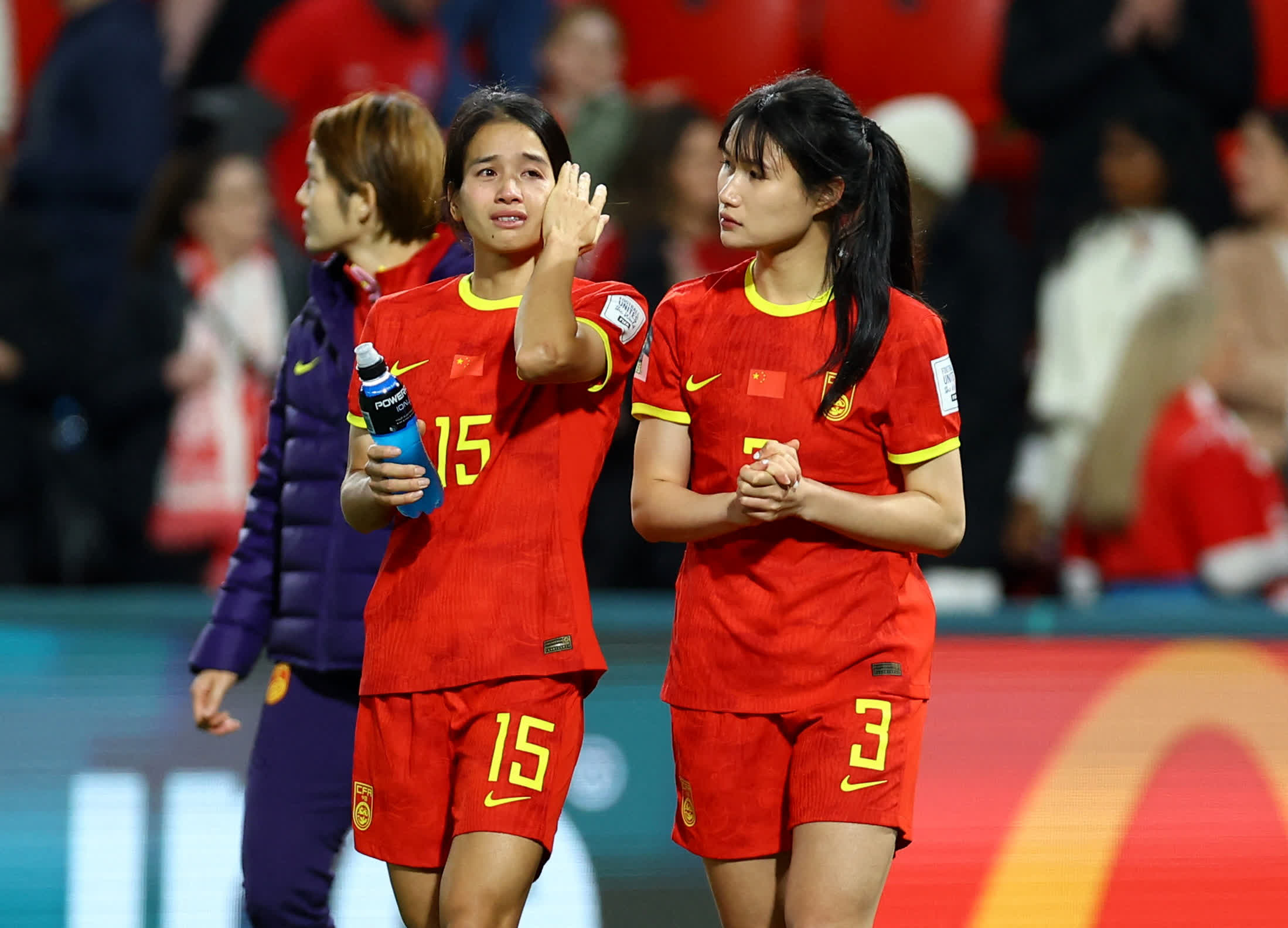 中國女足球員遺憾離場。（路透社）
