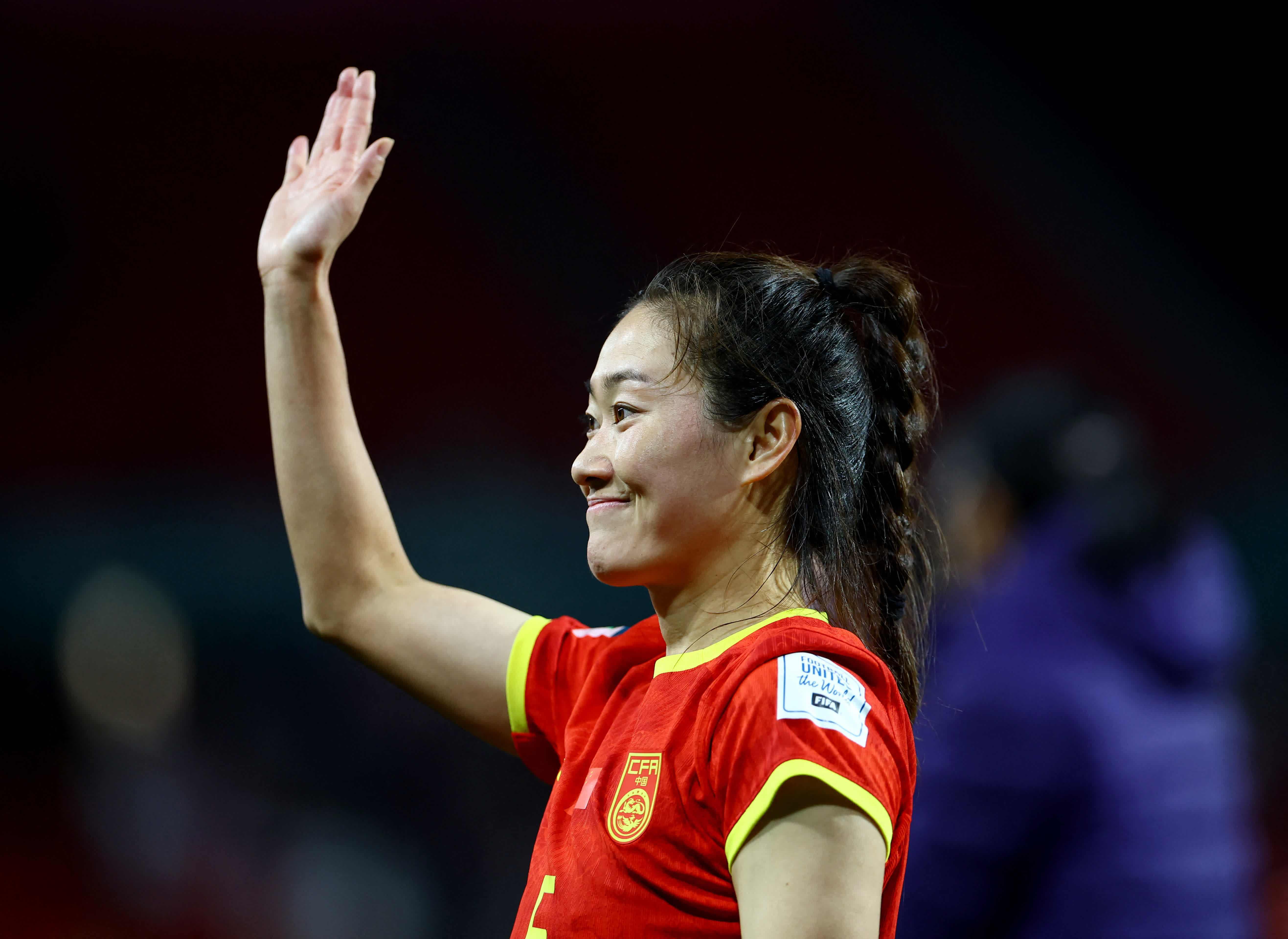 吴海燕和觀眾互動，神情略有失落。（路透社）