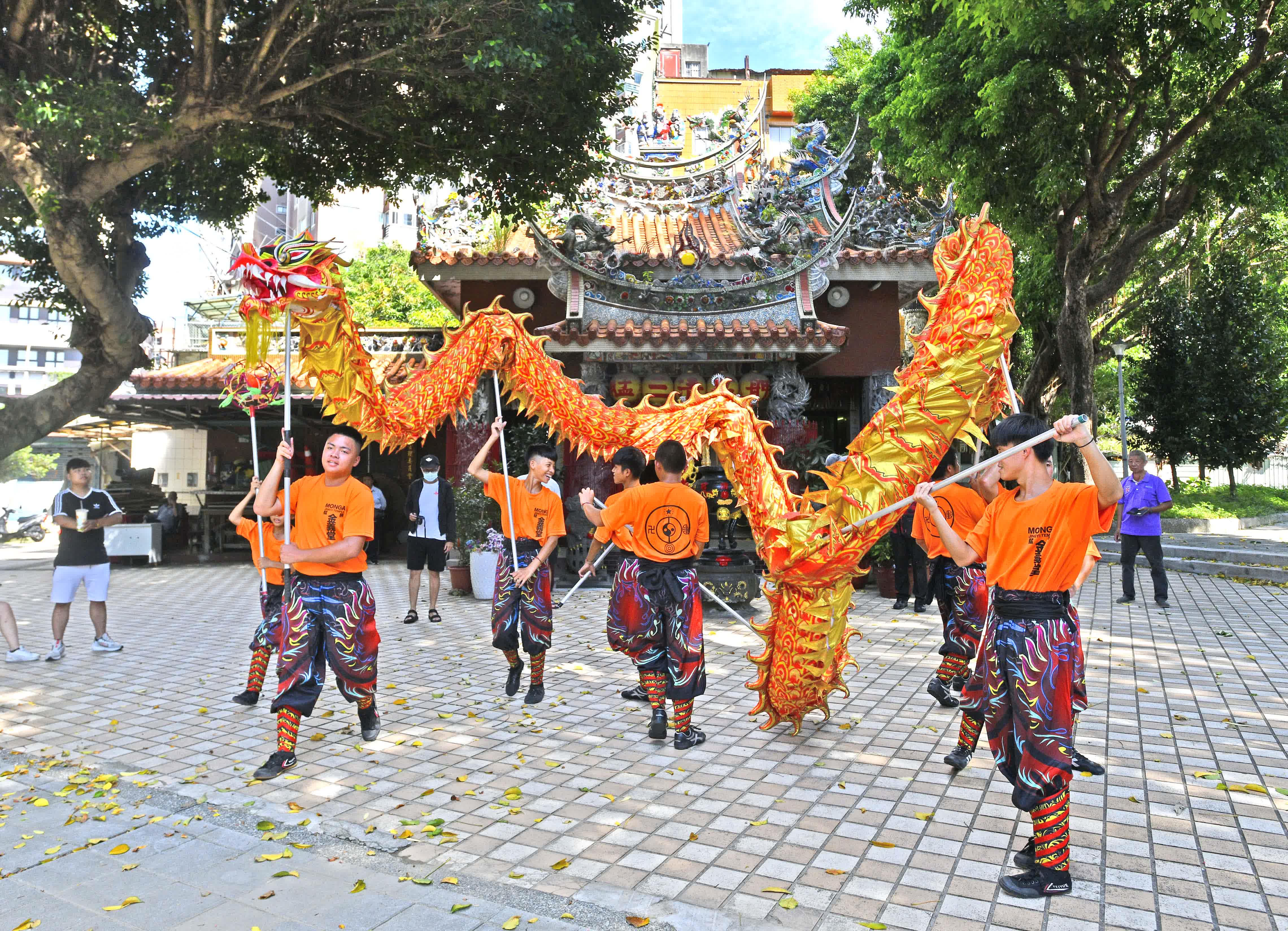 8月14日，台灣台北市萬華區金義殿舉行紫微大帝出巡遶境，祈福風調雨順，百姓平安。 （香港中通社圖片） 