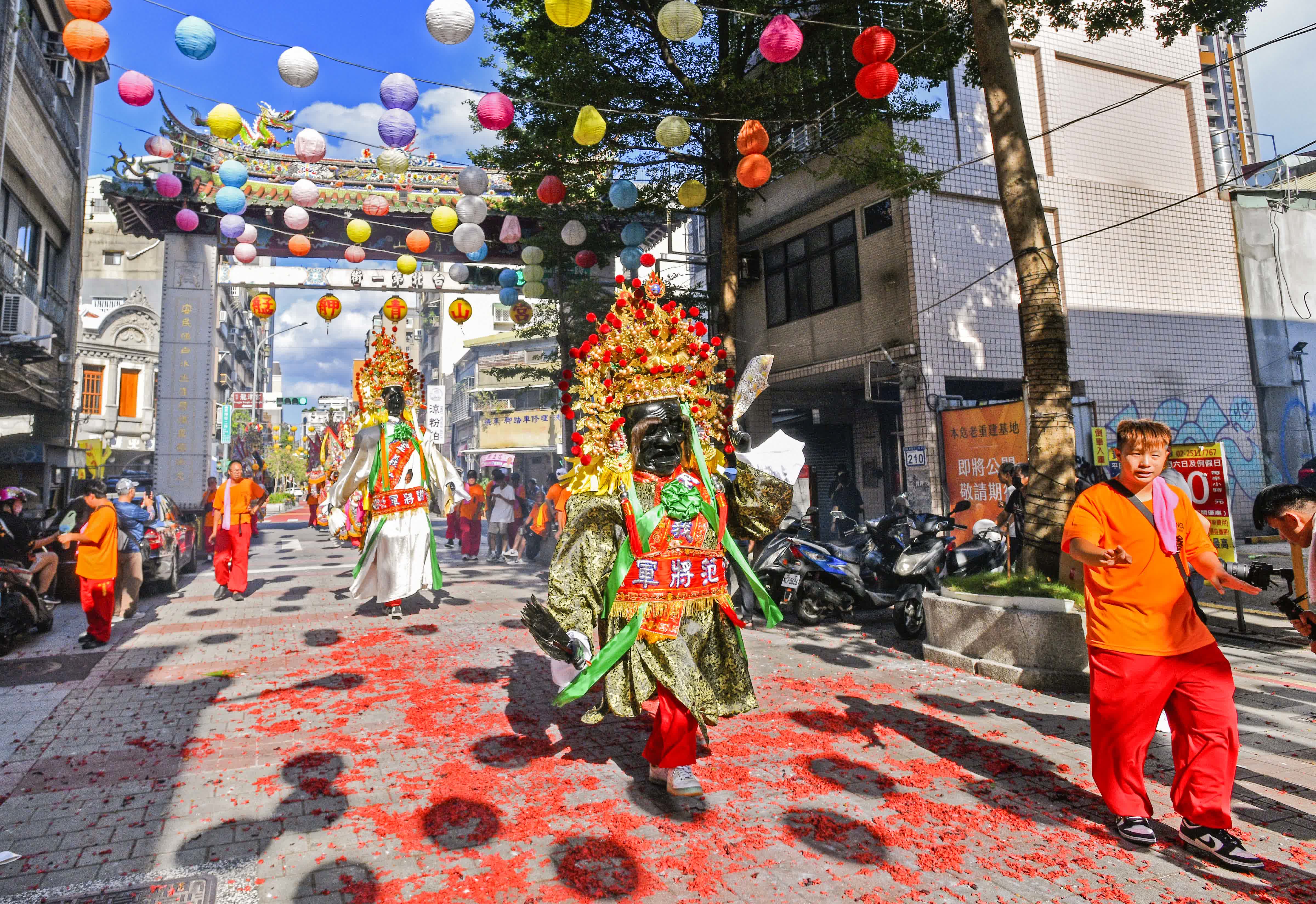 8月14日，台灣台北市萬華區金義殿舉行紫微大帝出巡遶境，祈福風調雨順，百姓平安。 （香港中通社圖片） 