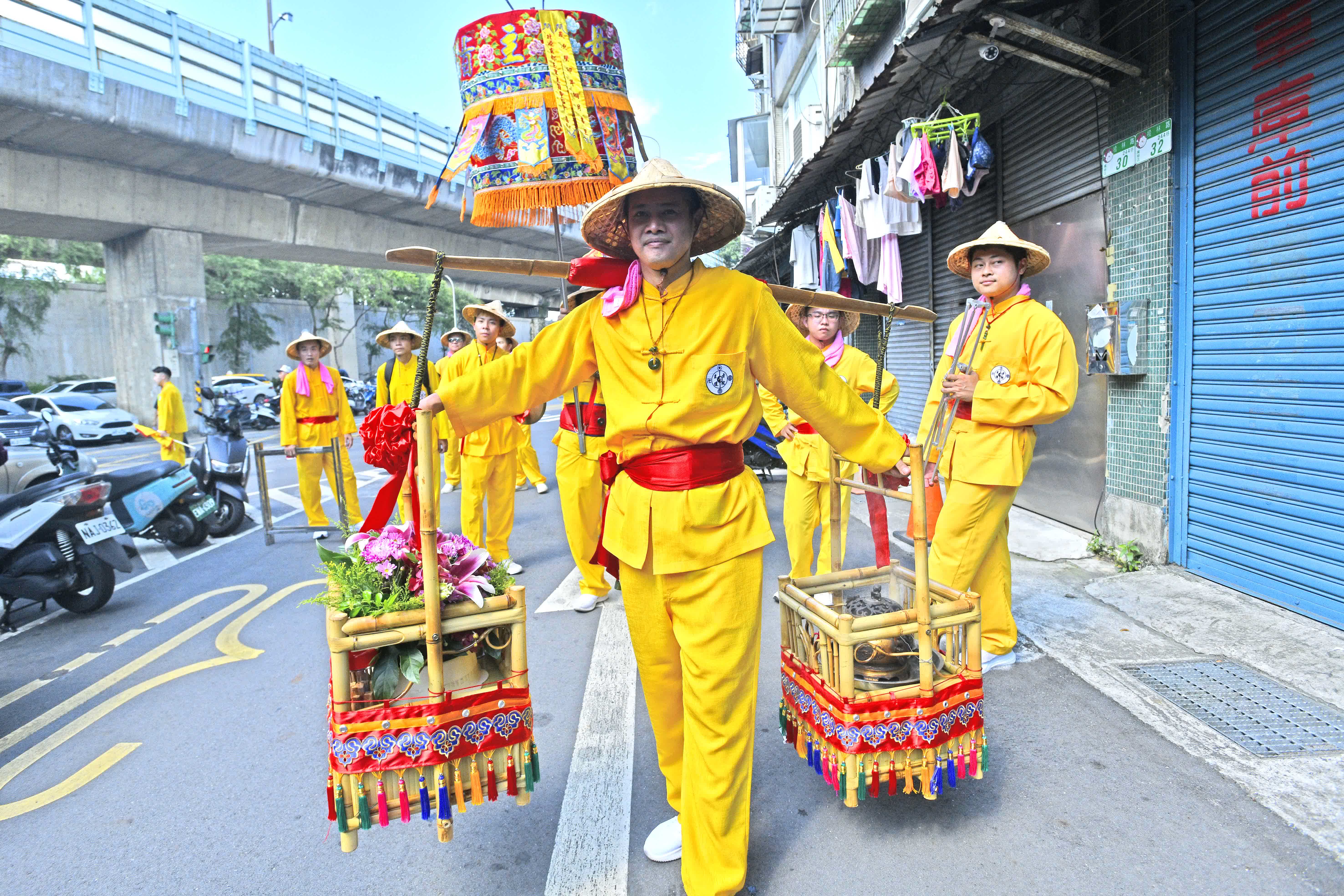 8月14日，台灣台北市萬華區金義殿舉行紫微大帝出巡遶境，祈福風調雨順，百姓平安。 （香港中通社圖片） 