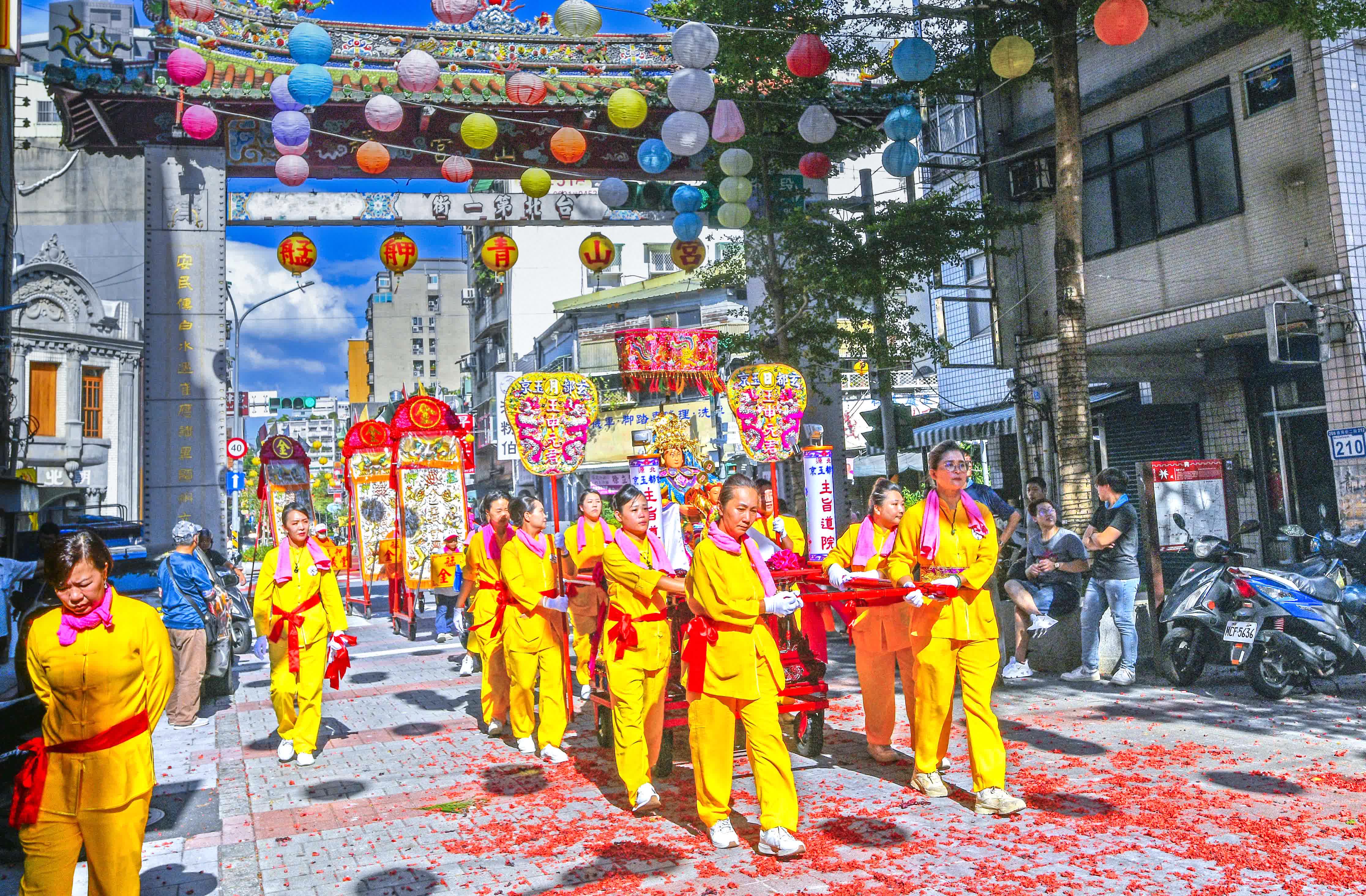 8月14日，台灣台北市萬華區金義殿舉行紫微大帝出巡遶境，祈福風調雨順，百姓平安。 （香港中通社圖片） 