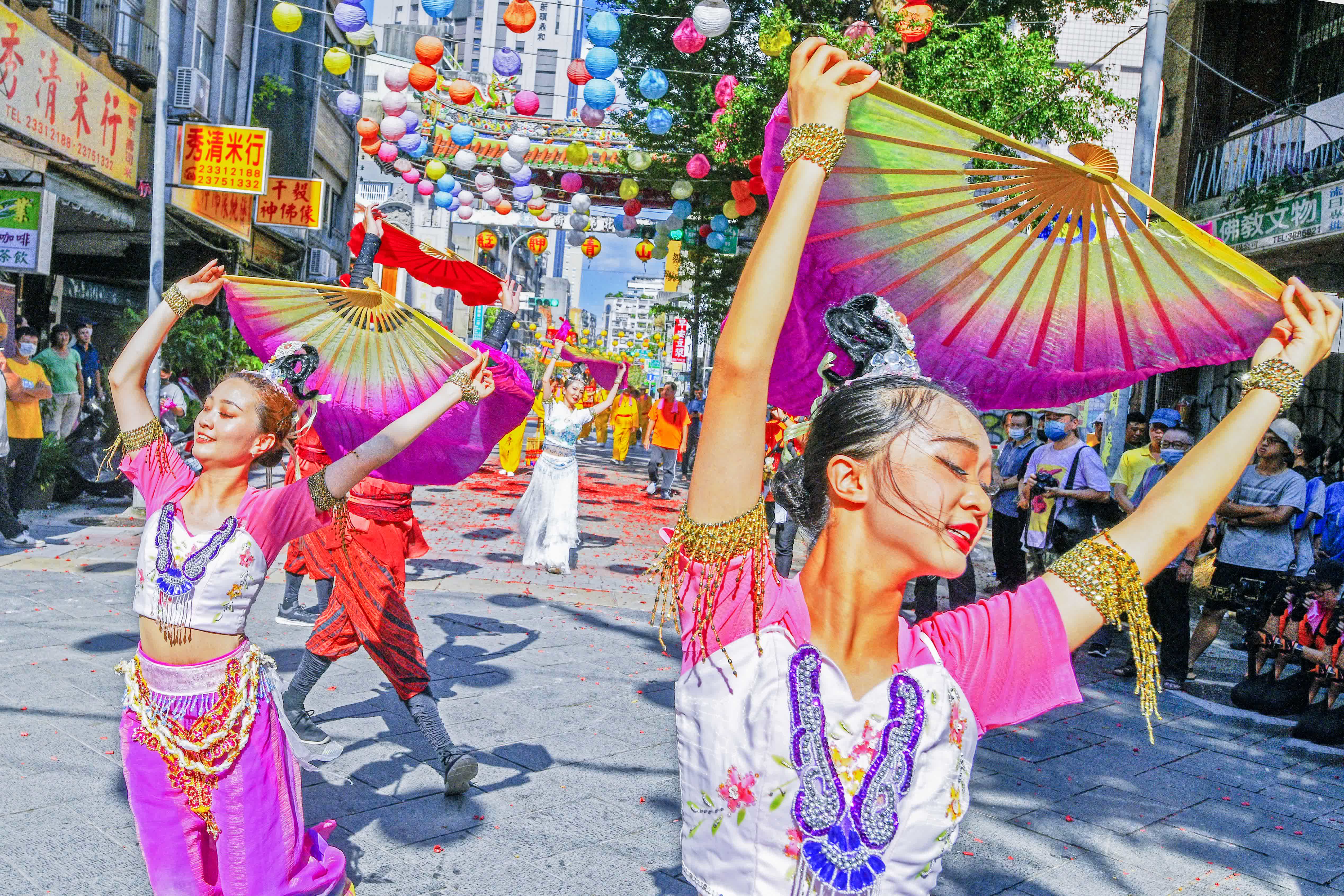 8月14日，台灣台北市萬華區金義殿舉行紫微大帝出巡遶境，祈福風調雨順，百姓平安。 （香港中通社圖片） 
