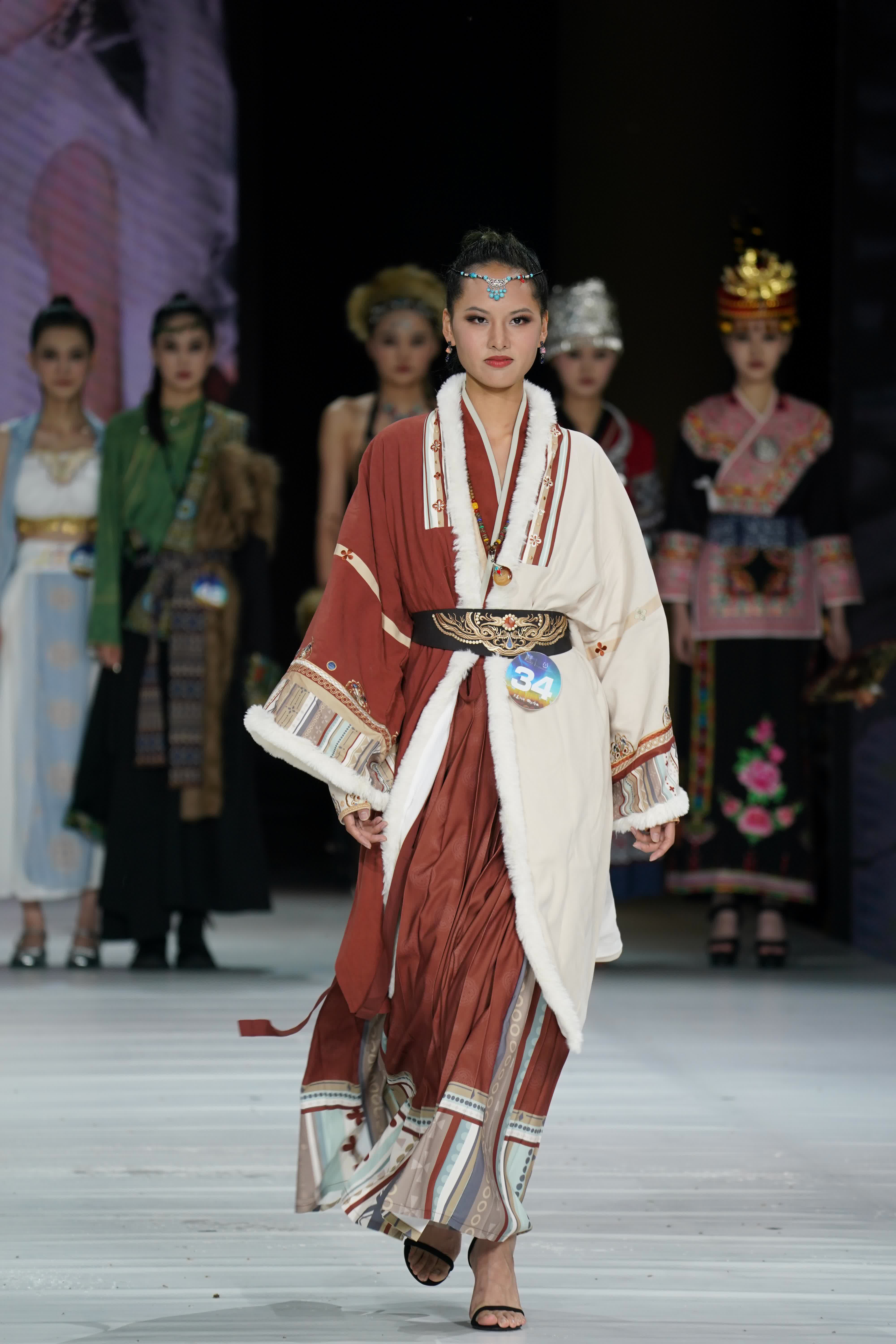 圖為34號選手梁雅雯在比賽中。 （中新社）