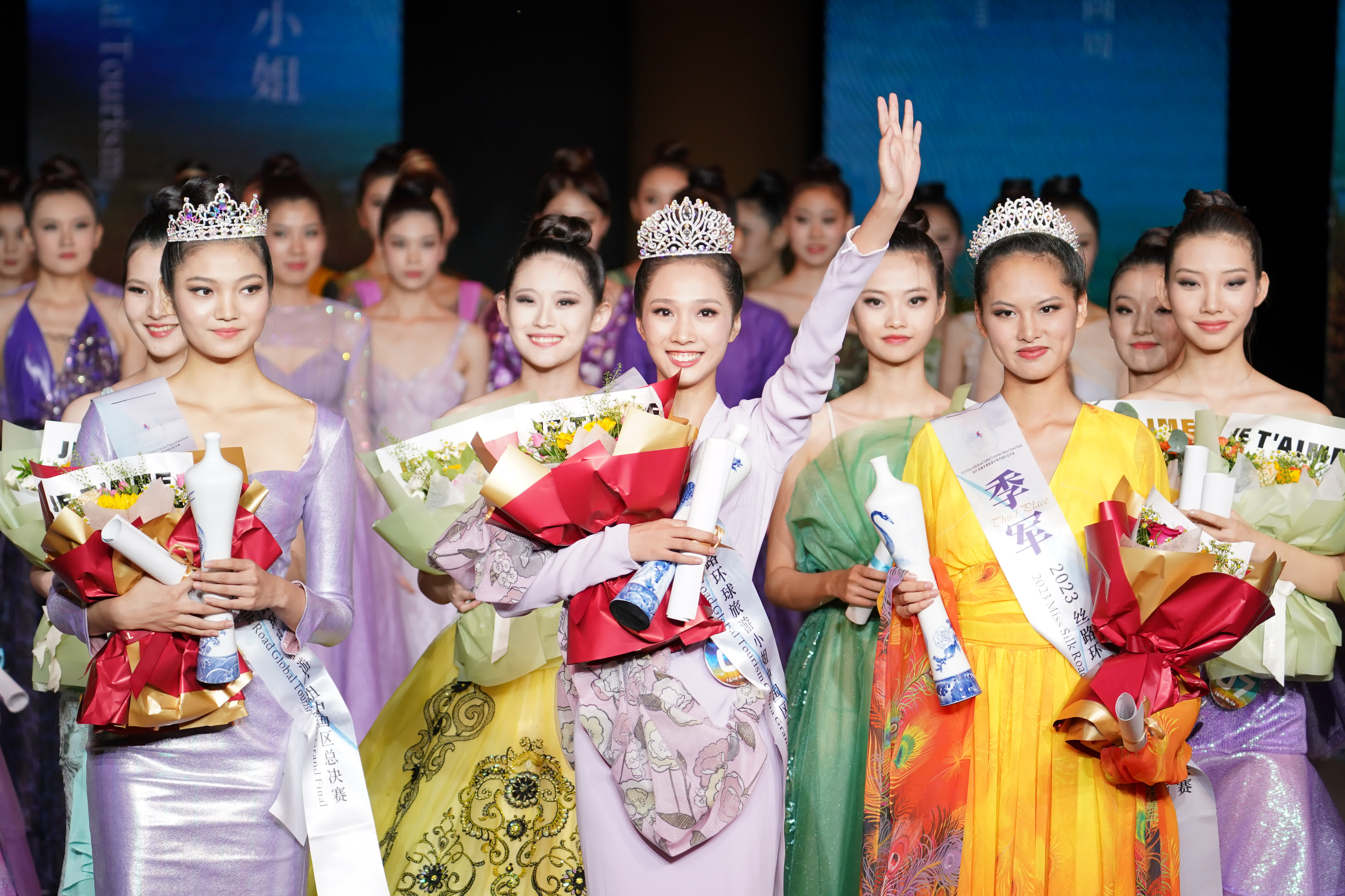 圖為1號選手蔣美程（中）舉手慶祝。 （中新社）