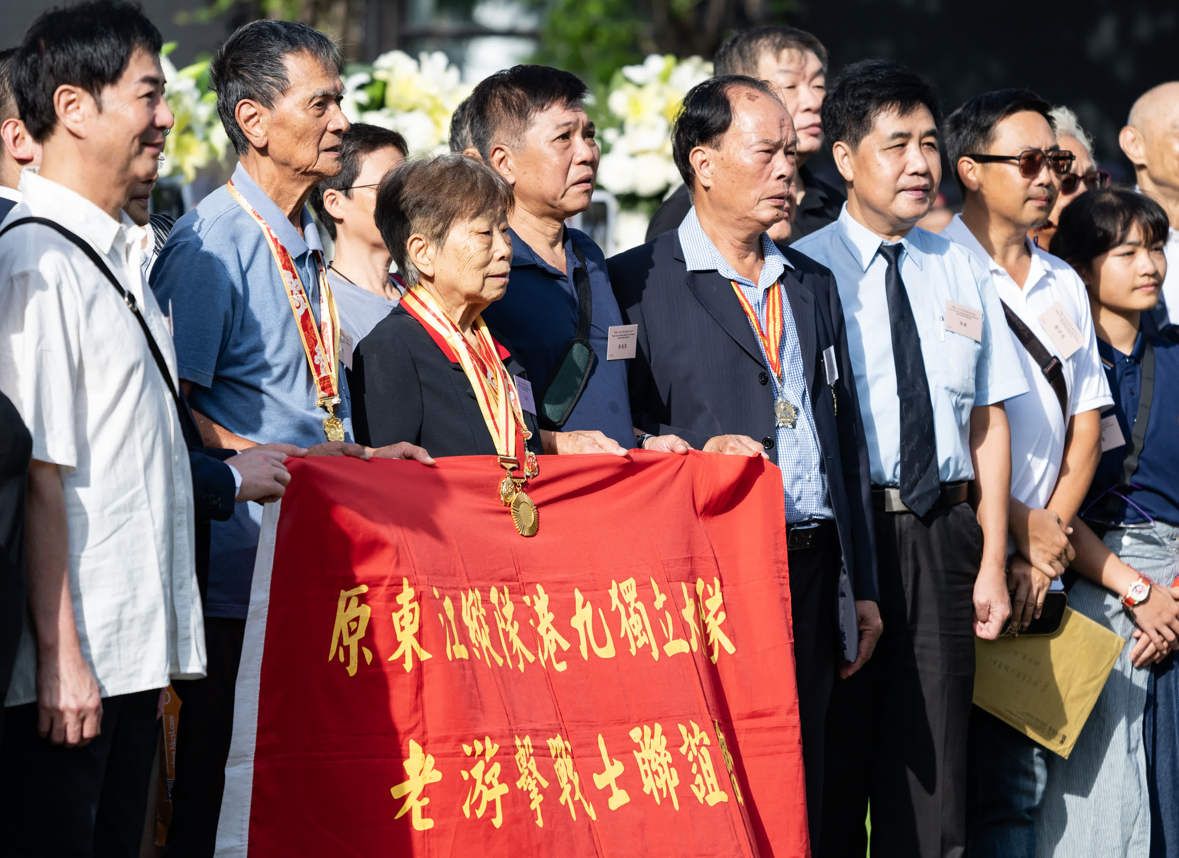 香港抗日老戰士林珍（左三）等在儀式後合影留念。（中新社）