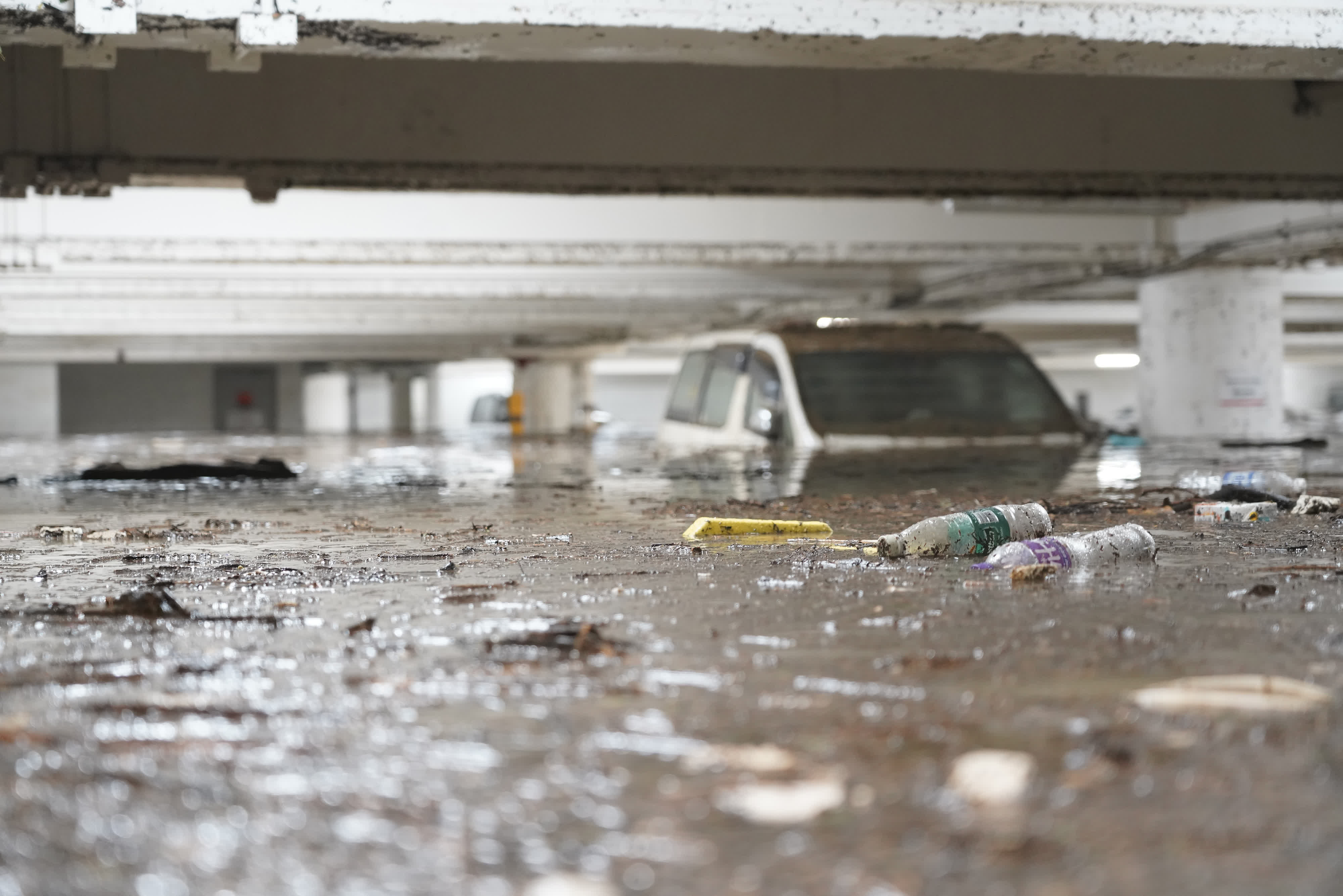 9月8日上午，港島柴灣環翠停車場被連夜不停的暴雨嚴重浸沒。（中新社）