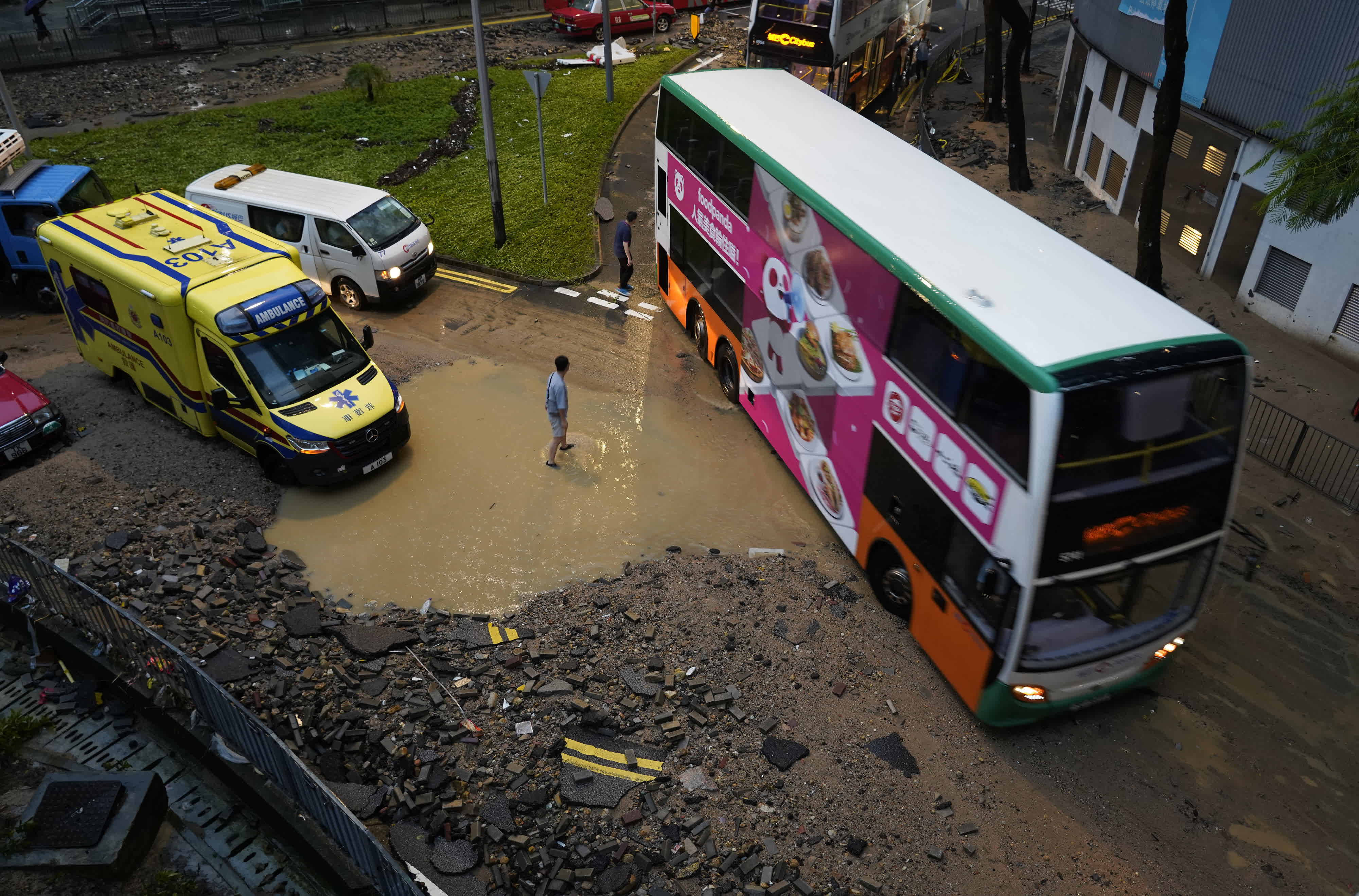 9月8日上午，港島柴灣地鐵站附近路面出現泥濘積水，車輛緩慢通行。（中新社）