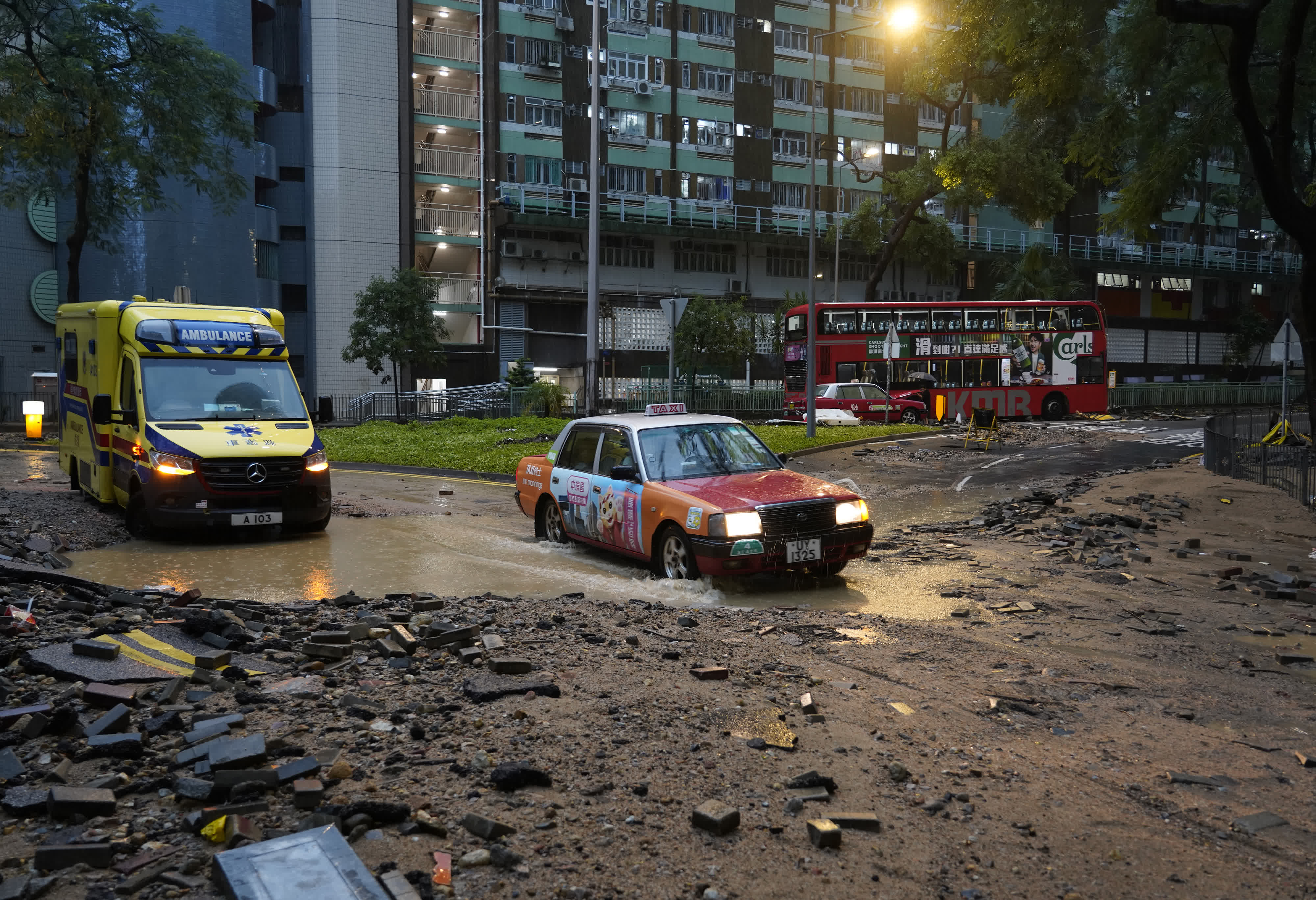 9月8日上午，港島柴灣地鐵站附近路面出現泥濘積水，車輛緩慢通行。（中新社）