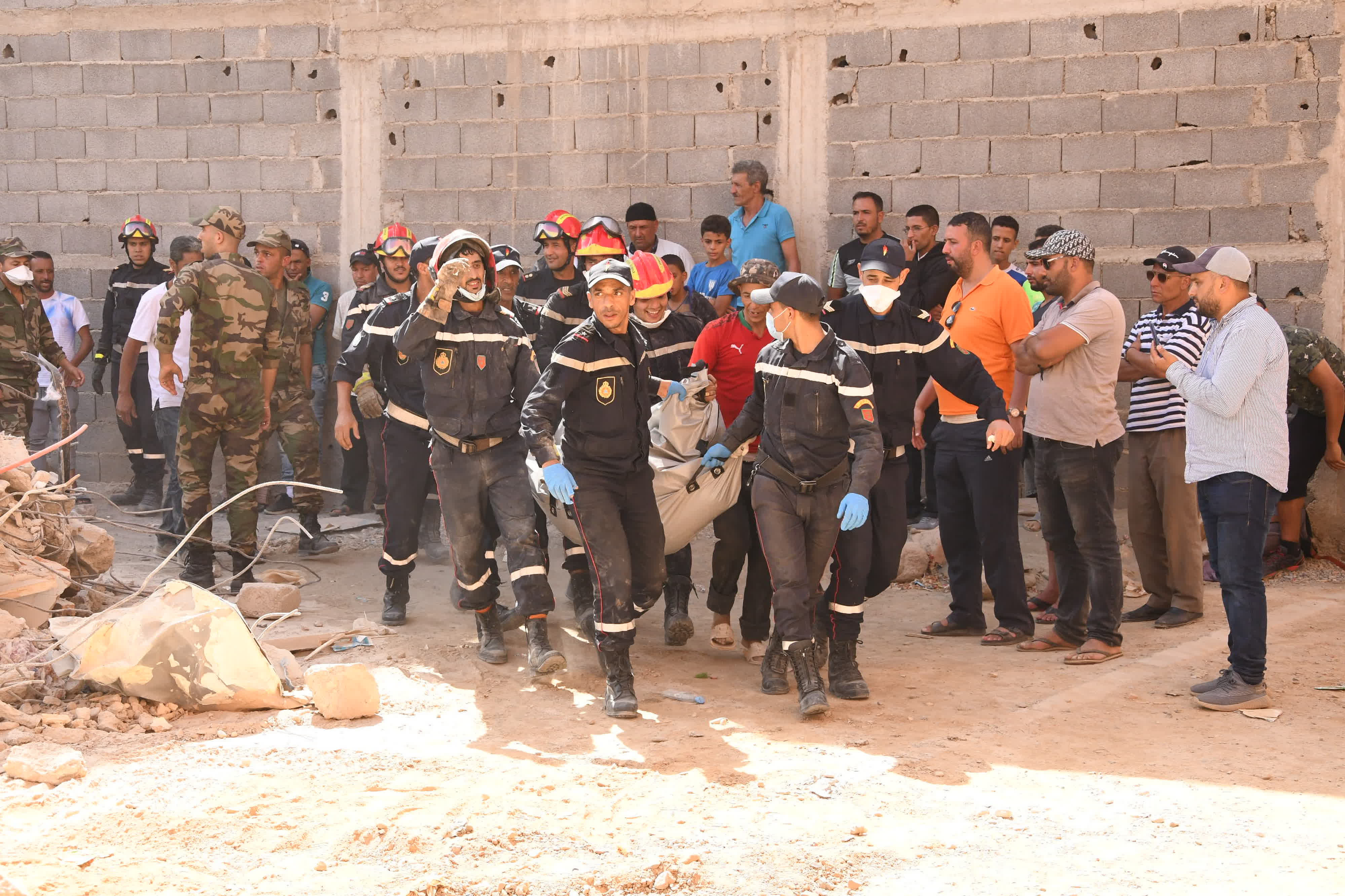 9月10日，在摩洛哥震中附近的艾茲魯村，救援人員搬運遇難者遺體。（新華社）
