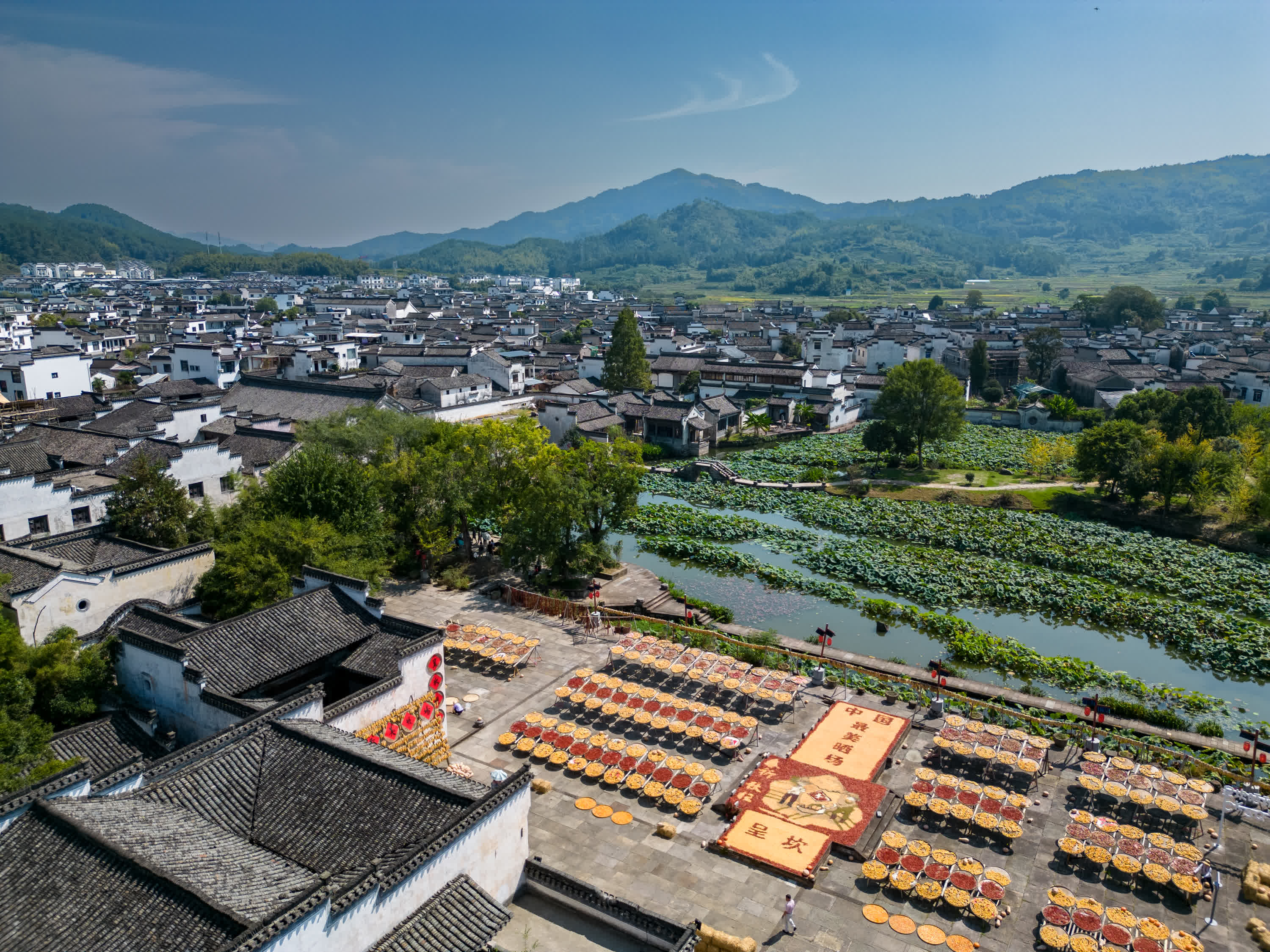 這是呈坎古村內的曬場（9月11日攝，無人機照片）。
