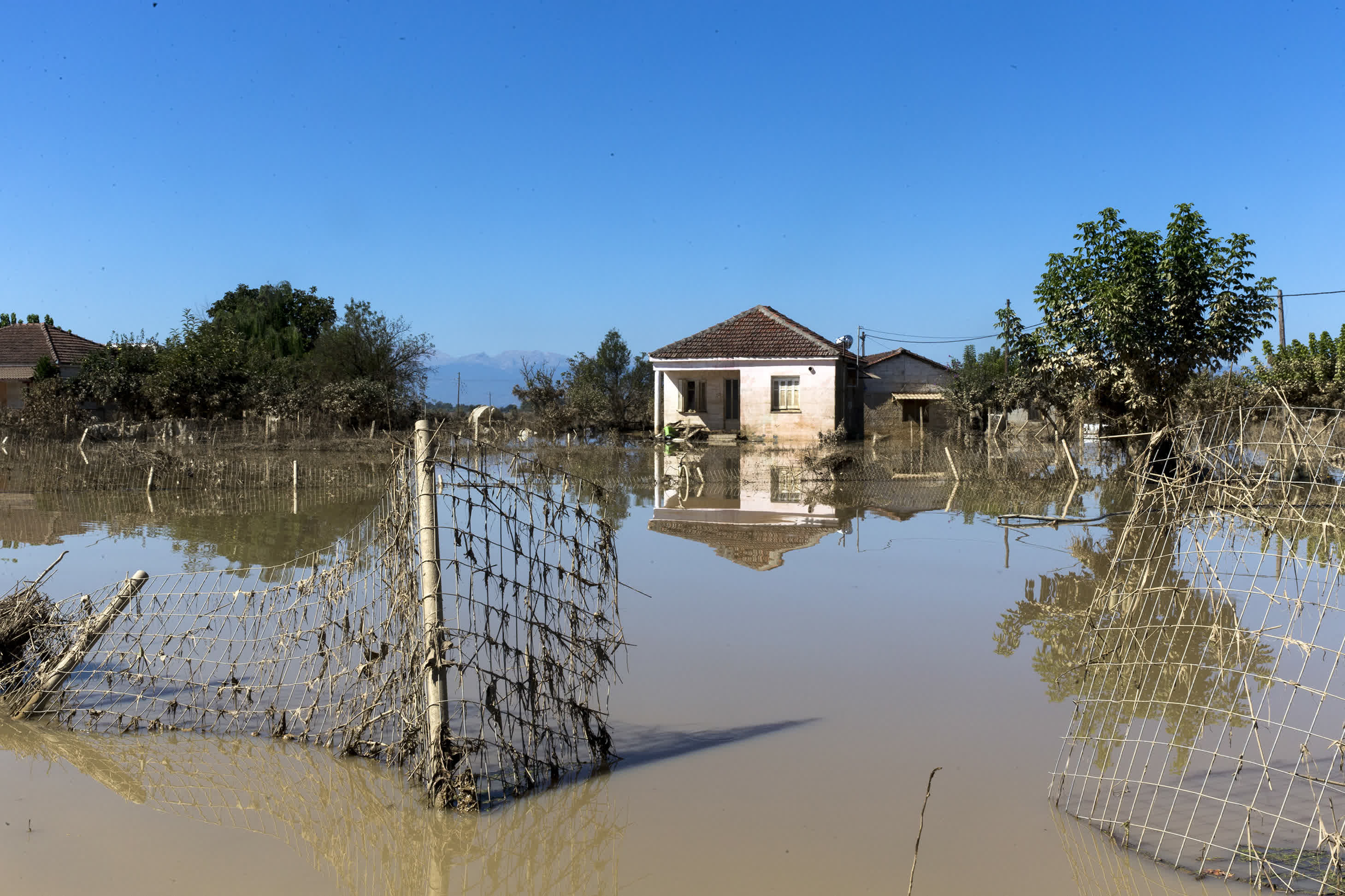 9月12日，希臘中部卡爾季察地區的一處村莊的房屋淹沒在水中。（新華社）