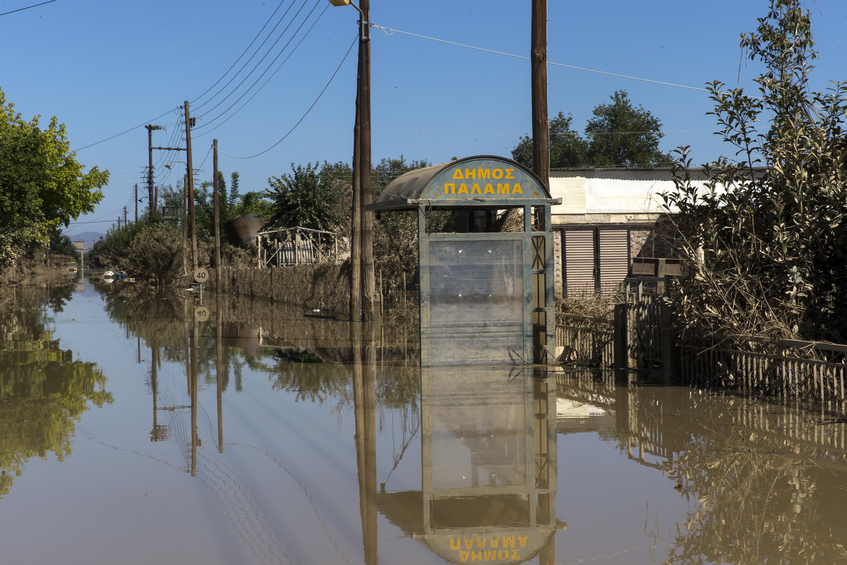 9月12日，希臘中部卡爾季察地區的一處村莊道路淹沒在水中。（新華社）