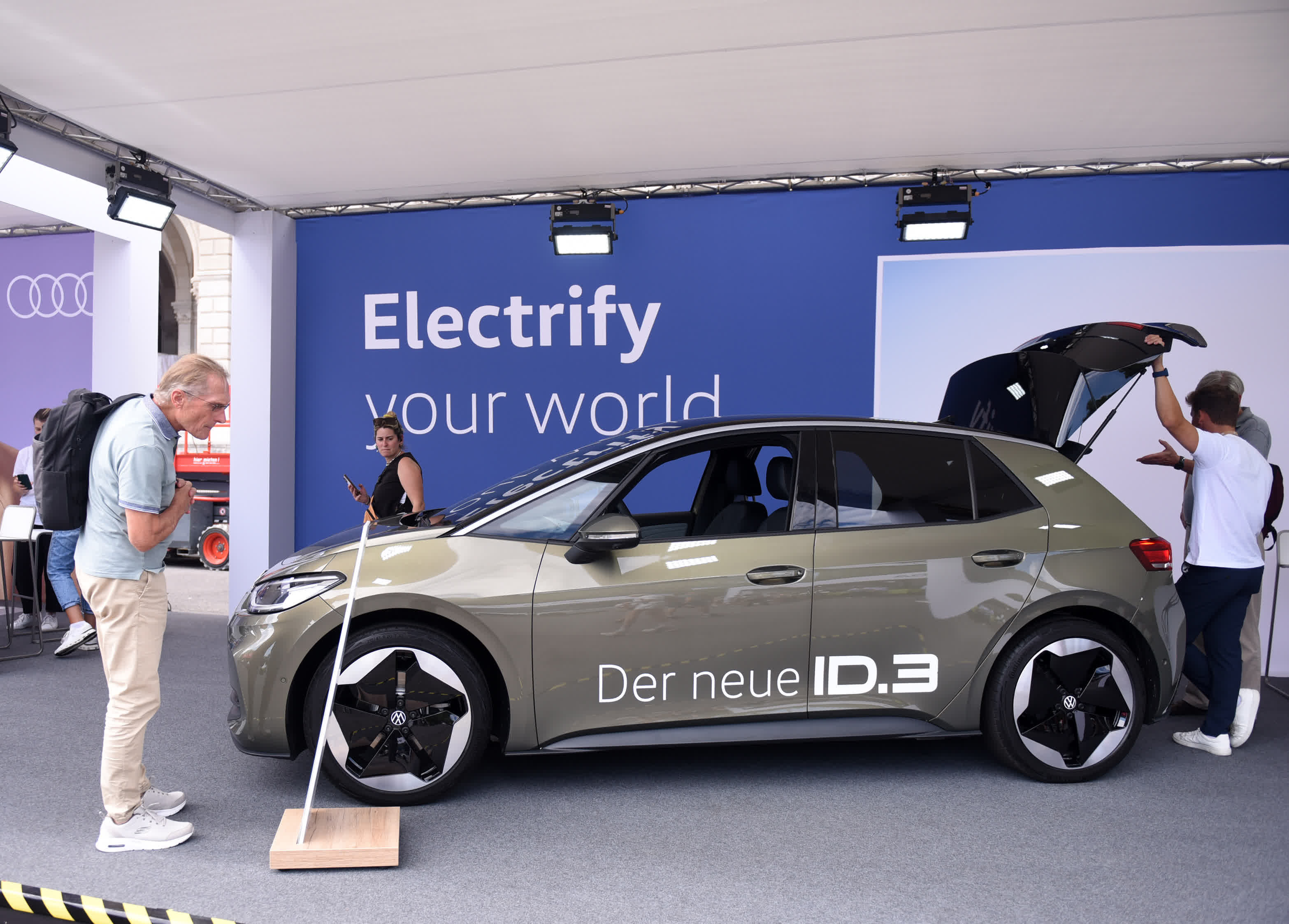 9月13日，觀眾在奧地利維也納電動汽車日活動現場參觀一輛大眾電動車。（新華社）