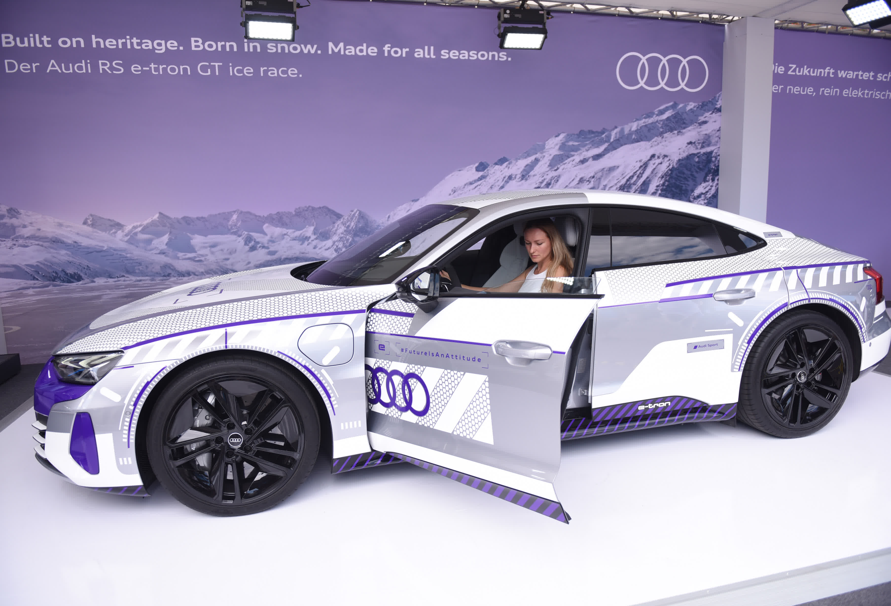 9月13日，觀眾在奧地利維也納電動汽車日活動現場體驗一輛奧迪電動車。（新華社）