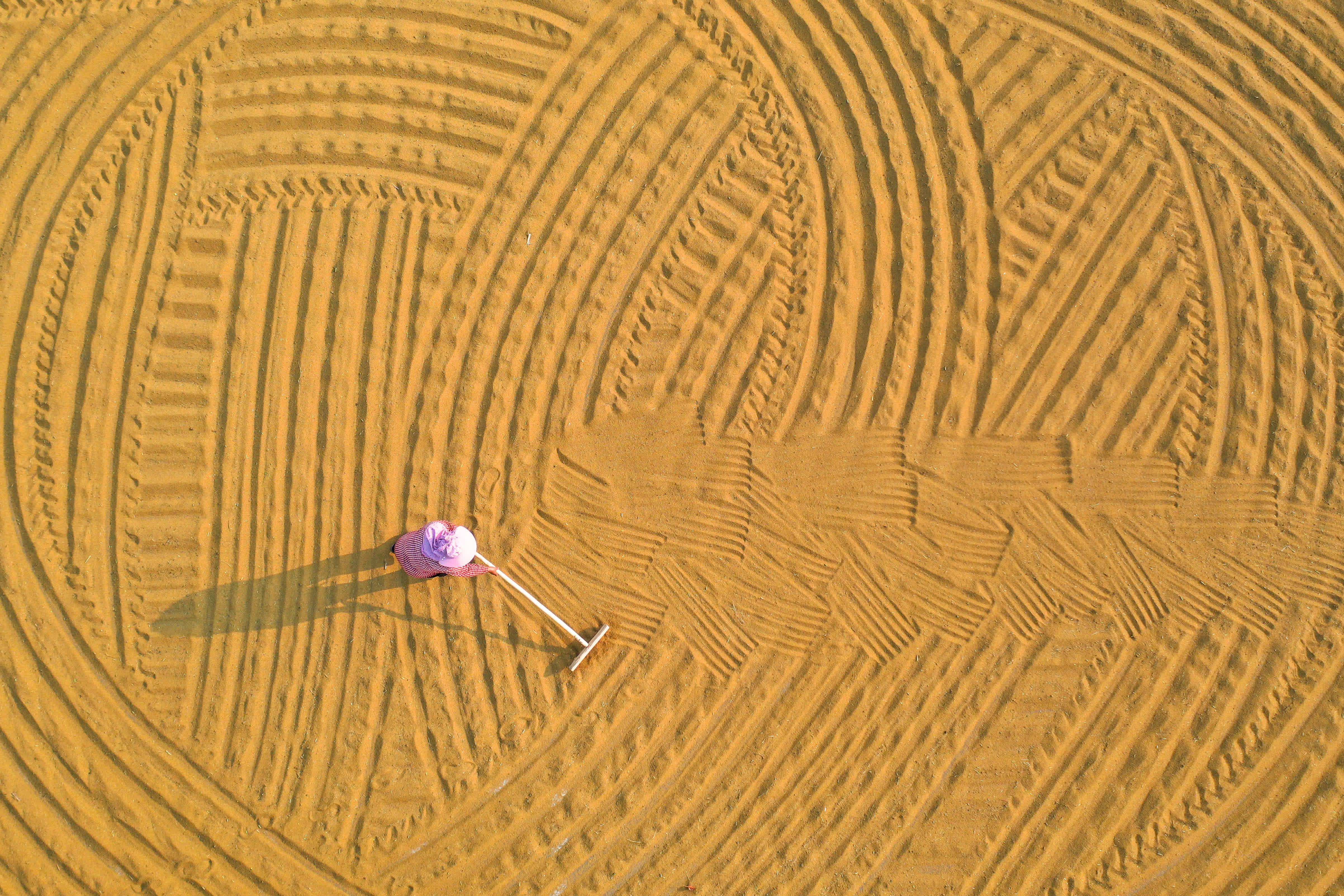 9月14日，河南省寶豐縣龍王溝鄉村振興示範區的農民在晾曬穀子（無人機照片）。（新華社）