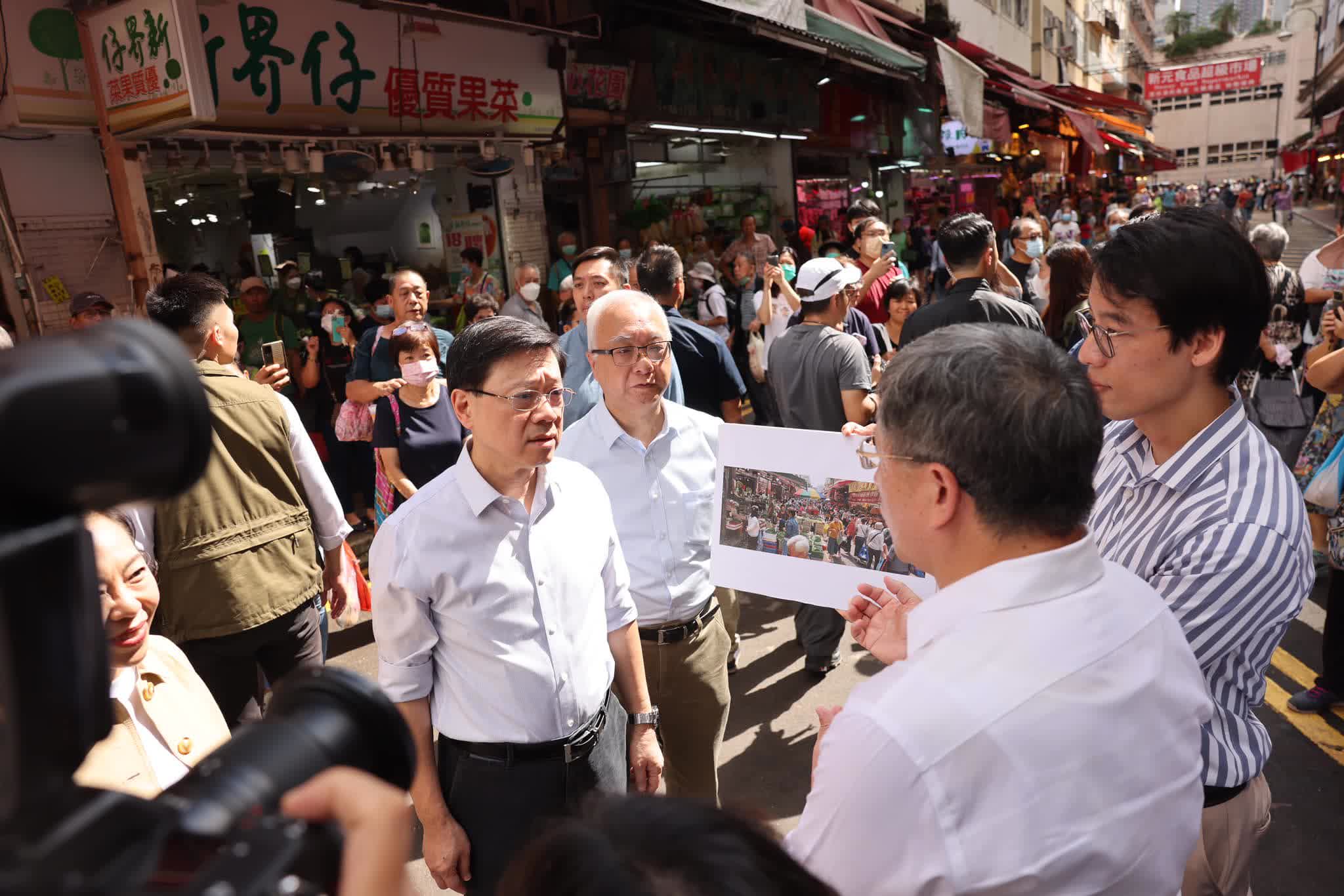 李家超落區元朗視察衞生黑點 到酒樓與茶客交談 香港 香港文匯網