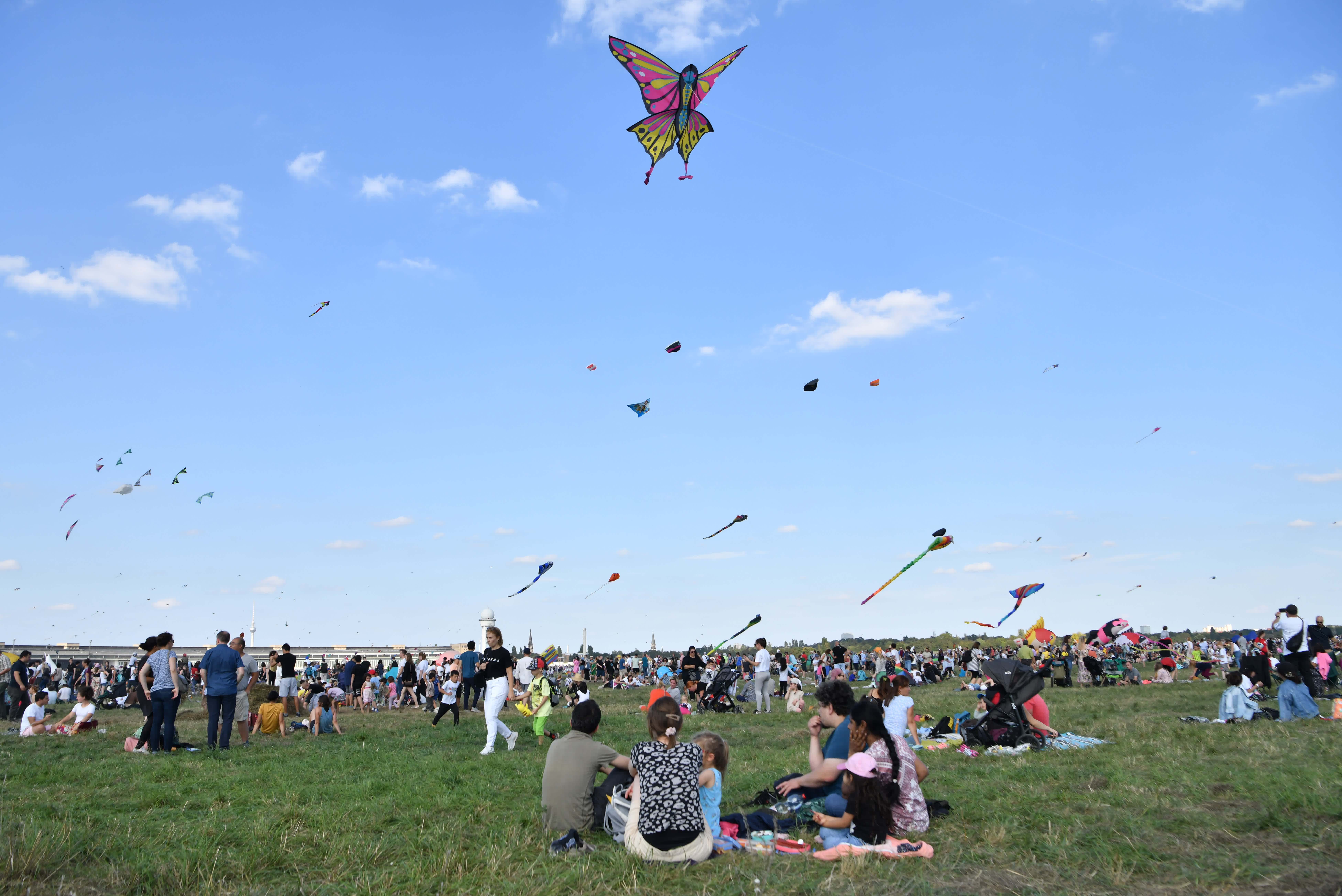 這是9月16日在德國柏林拍攝的巨型風箏節現場。（新華社）