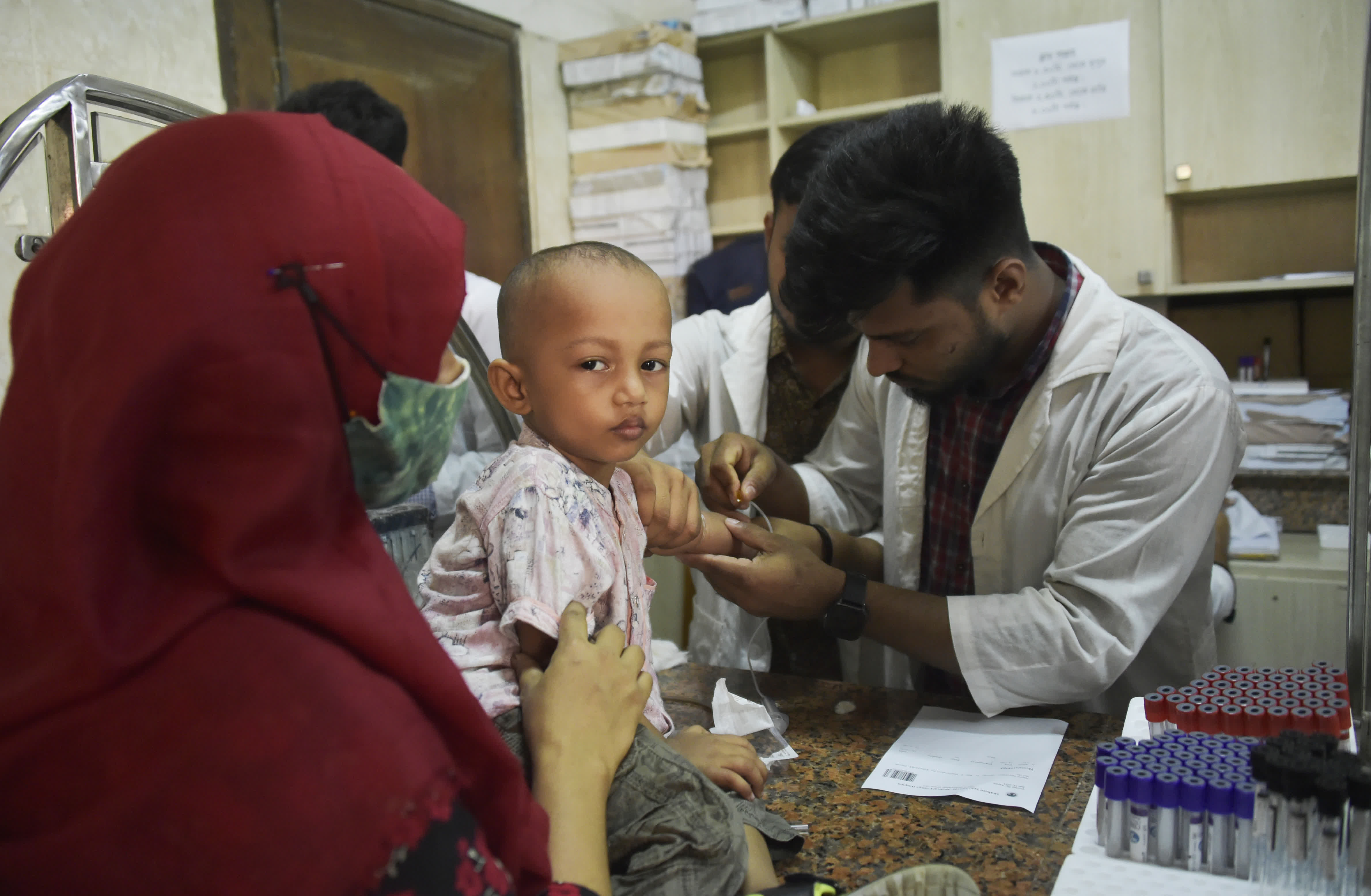 9月18日，一名兒童在孟加拉國達卡一家醫院接受採血檢測。（新華社）