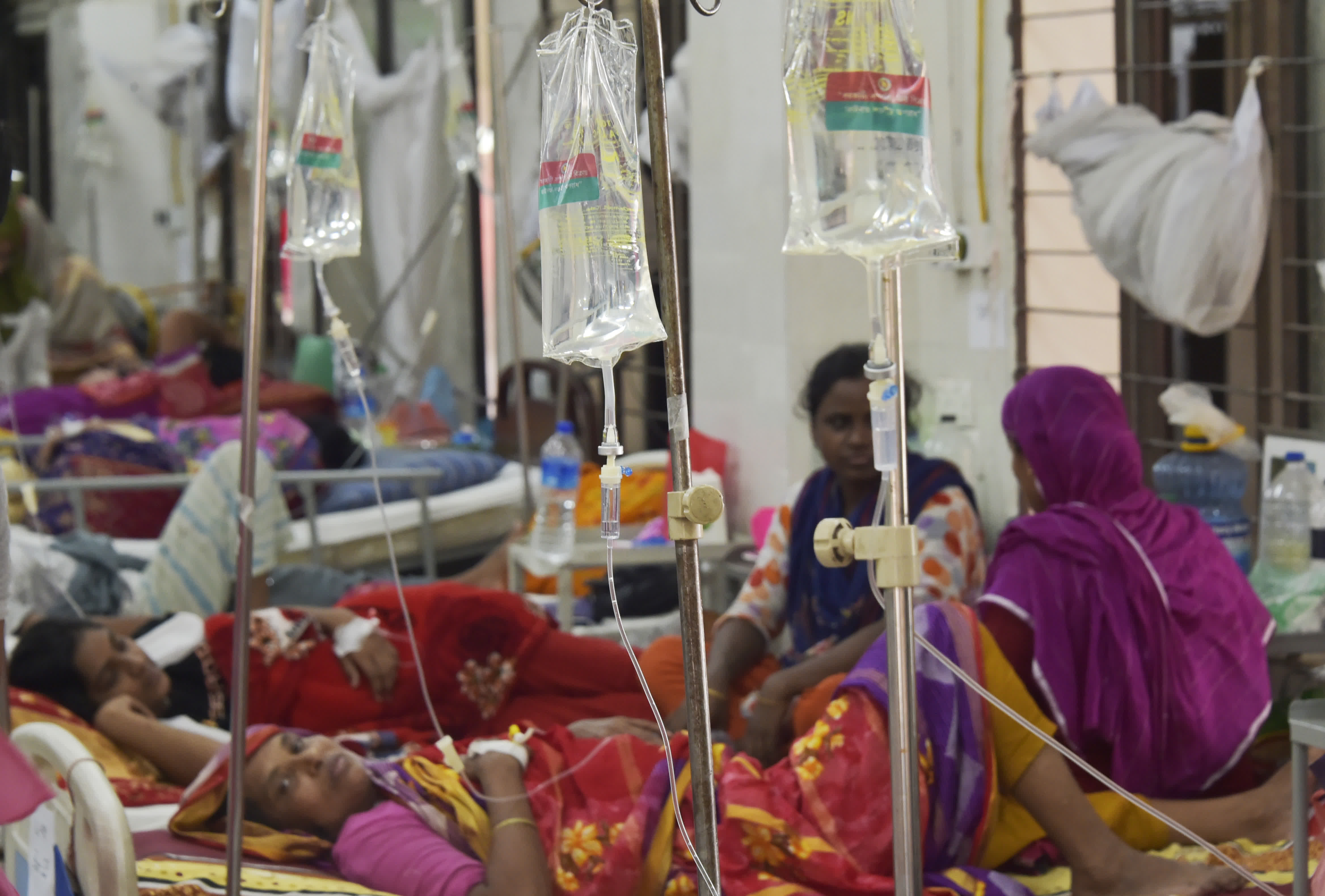9月18日，登革熱患者在孟加拉國達卡一家醫院接受治療。（新華社）